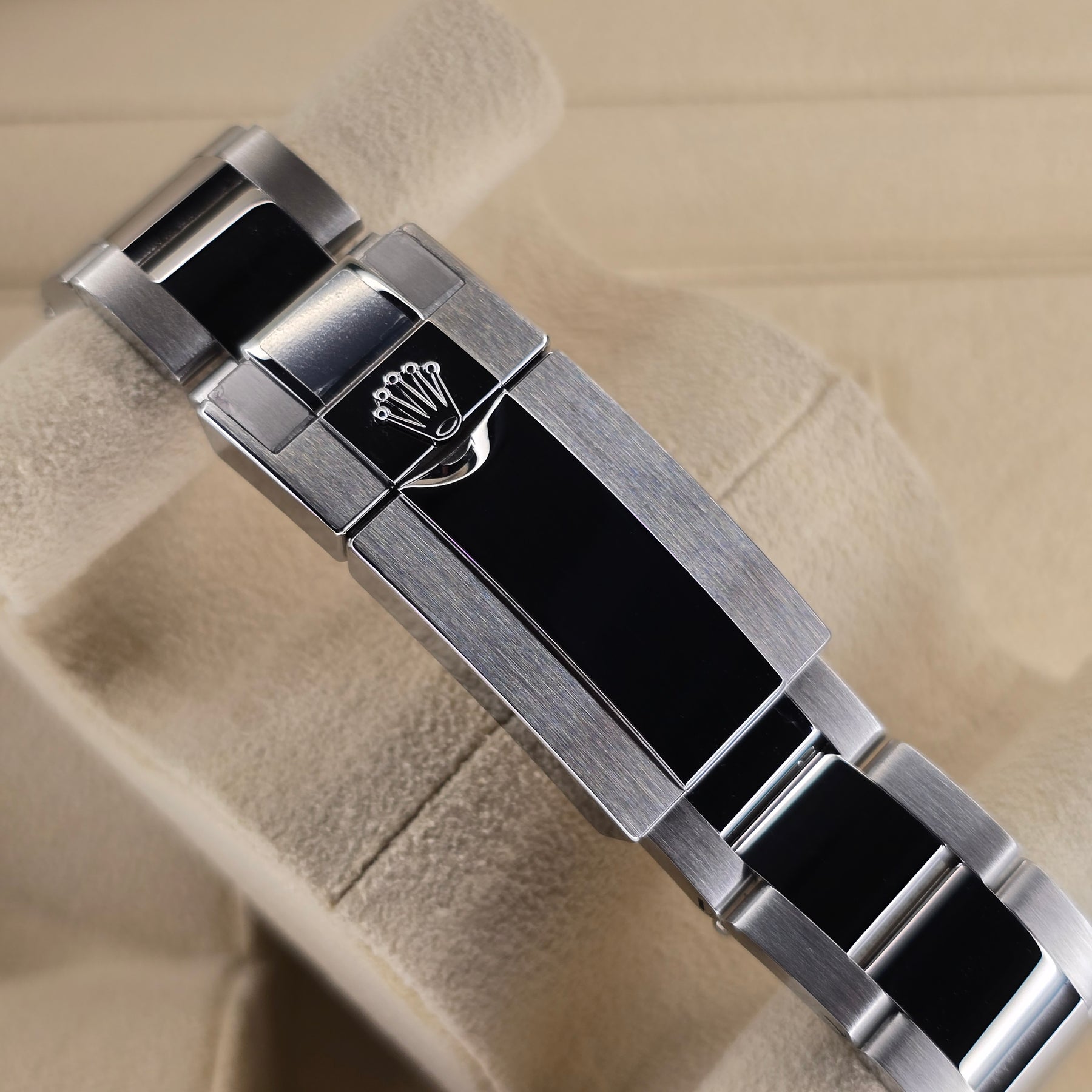 Rolex GMT-Master II John Wayne 126710GRNR clasp view