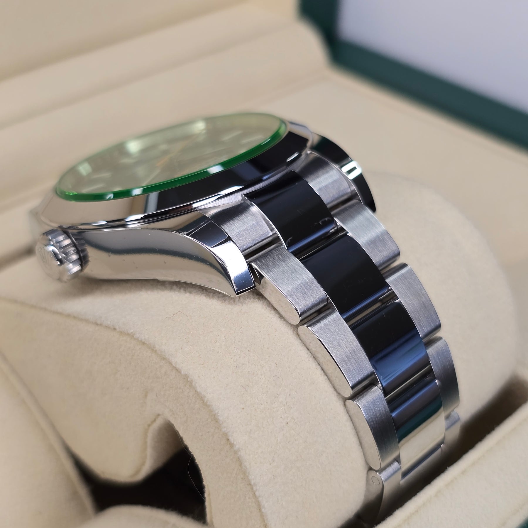 Rolex Milgauss Z-Blue 116400GV case, oyster bracelet view