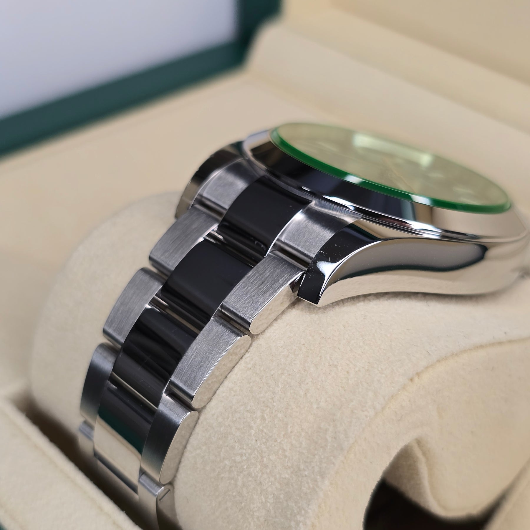 Rolex Milgauss Z-Blue 116400GV case, oyster bracelet view