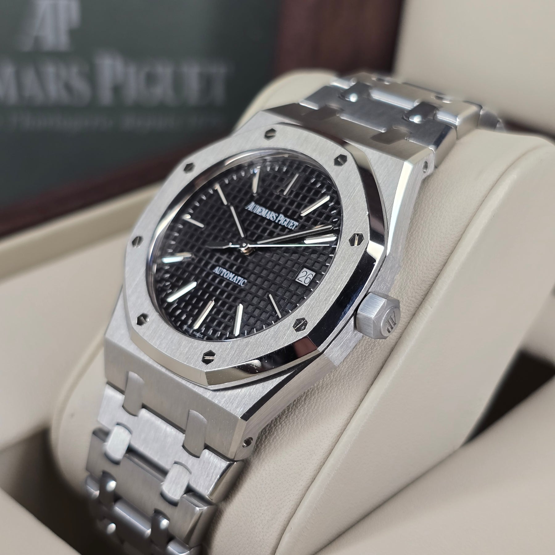 Audemars Piguet Royal Oak 15300ST right side case, bezel view