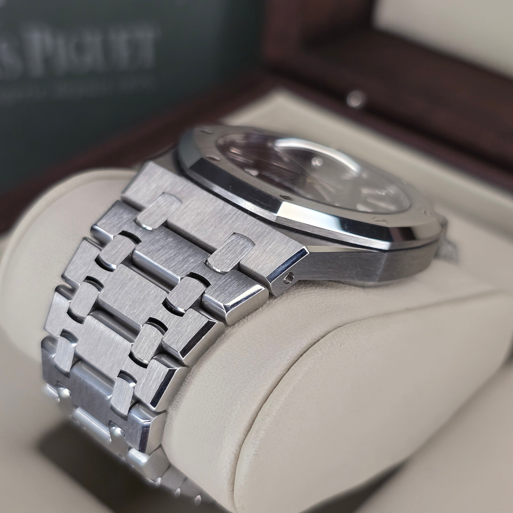 Audemars Piguet Royal Oak 15300ST case, lugs, bracelet view