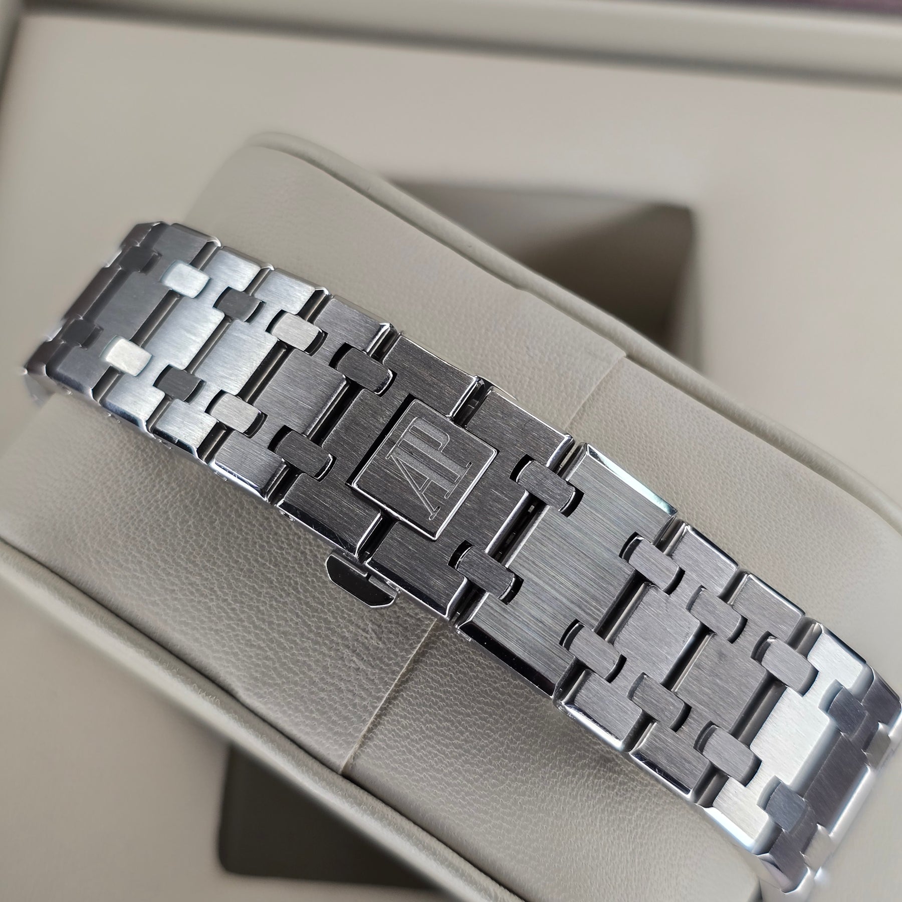 Audemars Piguet Royal Oak 15300ST clasp view