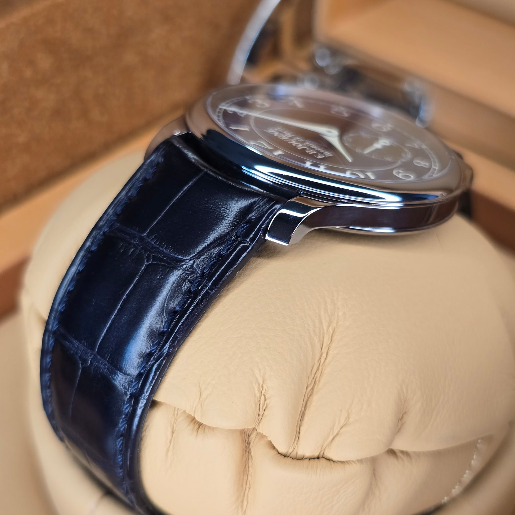 F.P. Journe Souverain Chronometre Bleu case lugs view