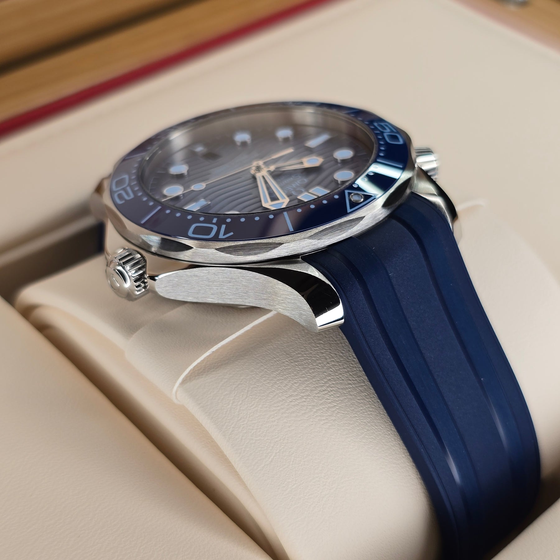 Omega Seamaster Diver 300 Summer Blue case, strap view
