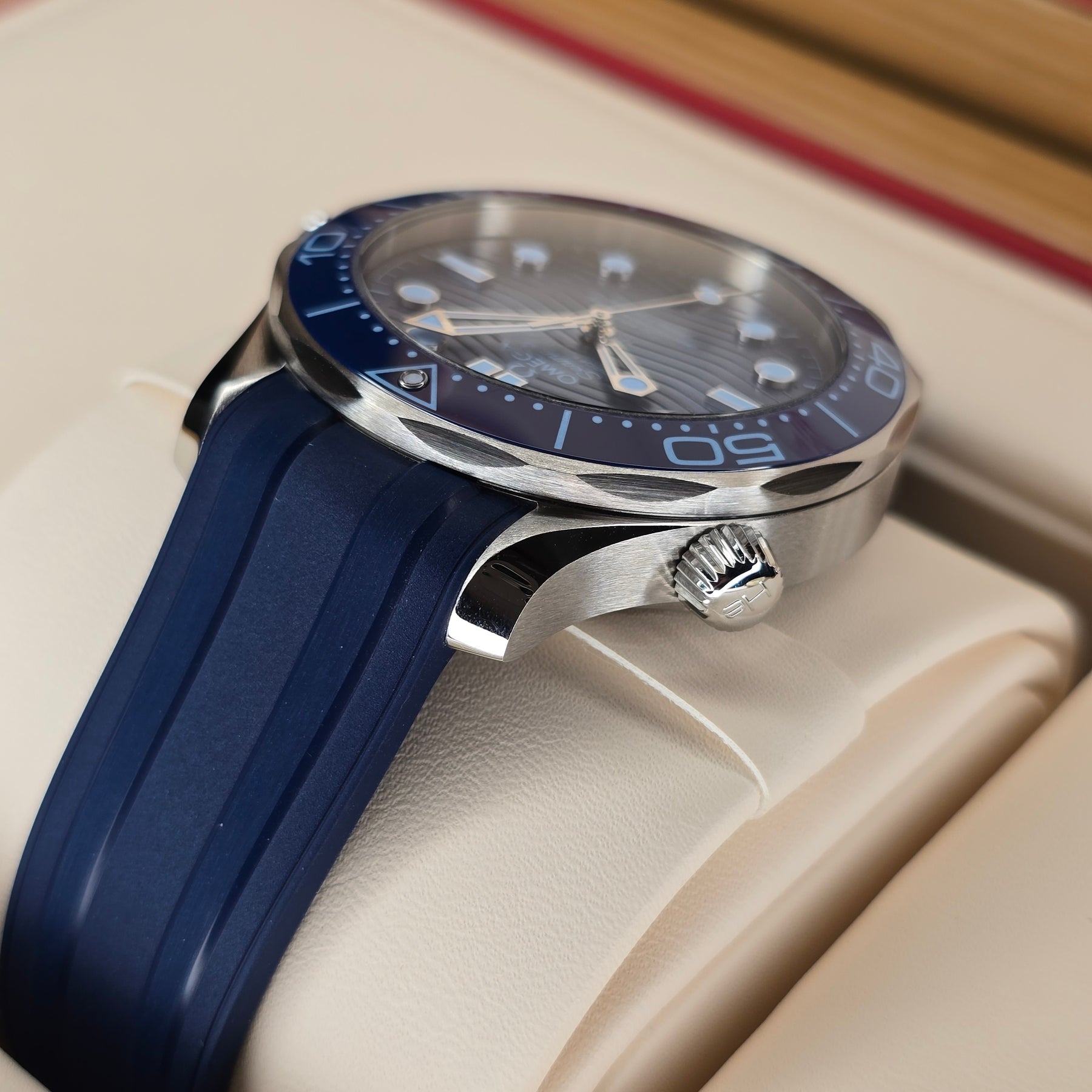 Omega Seamaster Diver 300 Summer Blue case, strap view