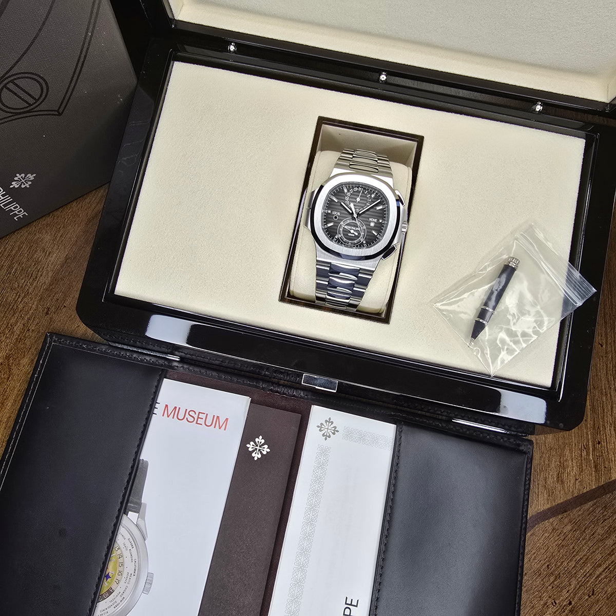 Patek Philippe Nautilus 5990/1A full set view
