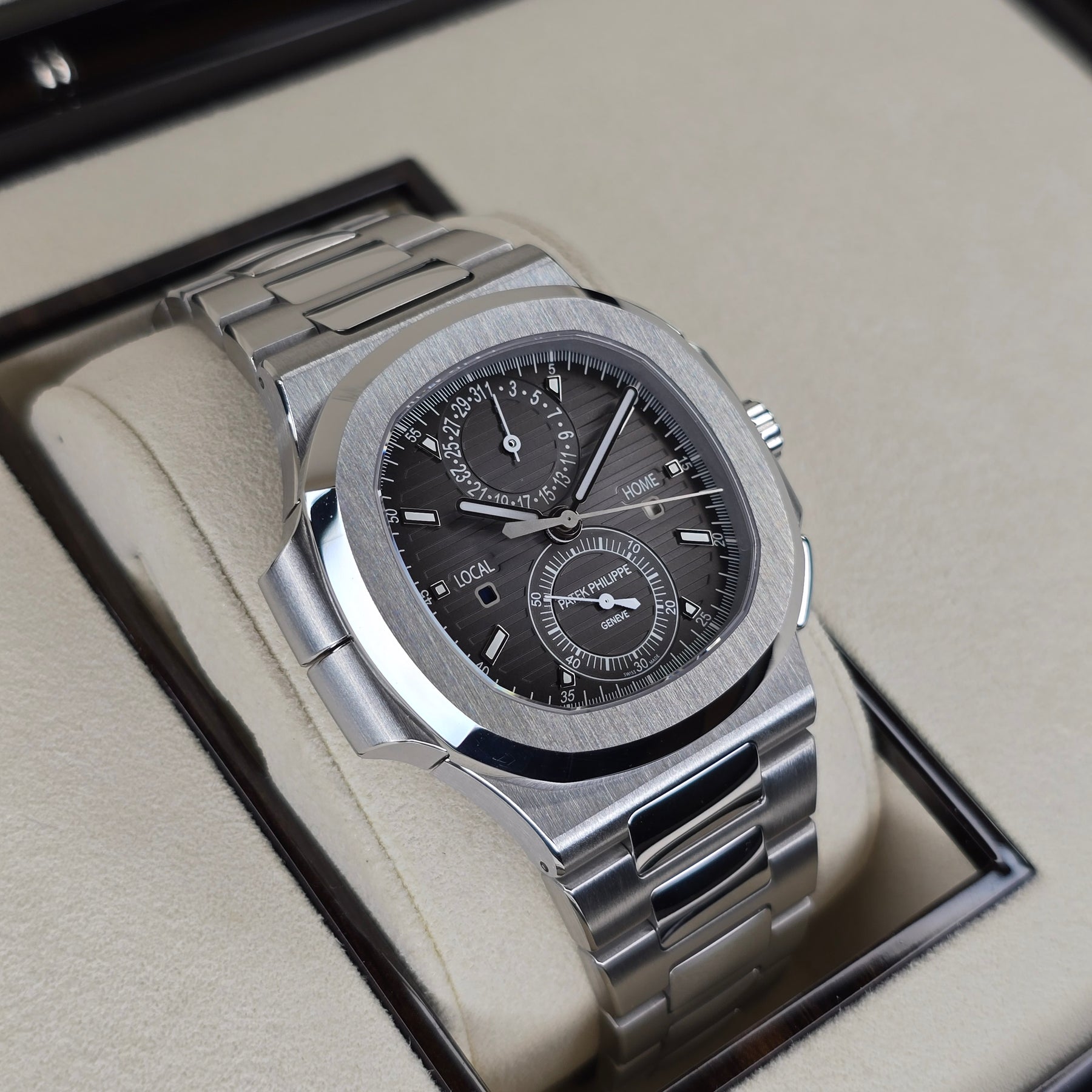 Patek Philippe Nautilus 5990/1A left side case view