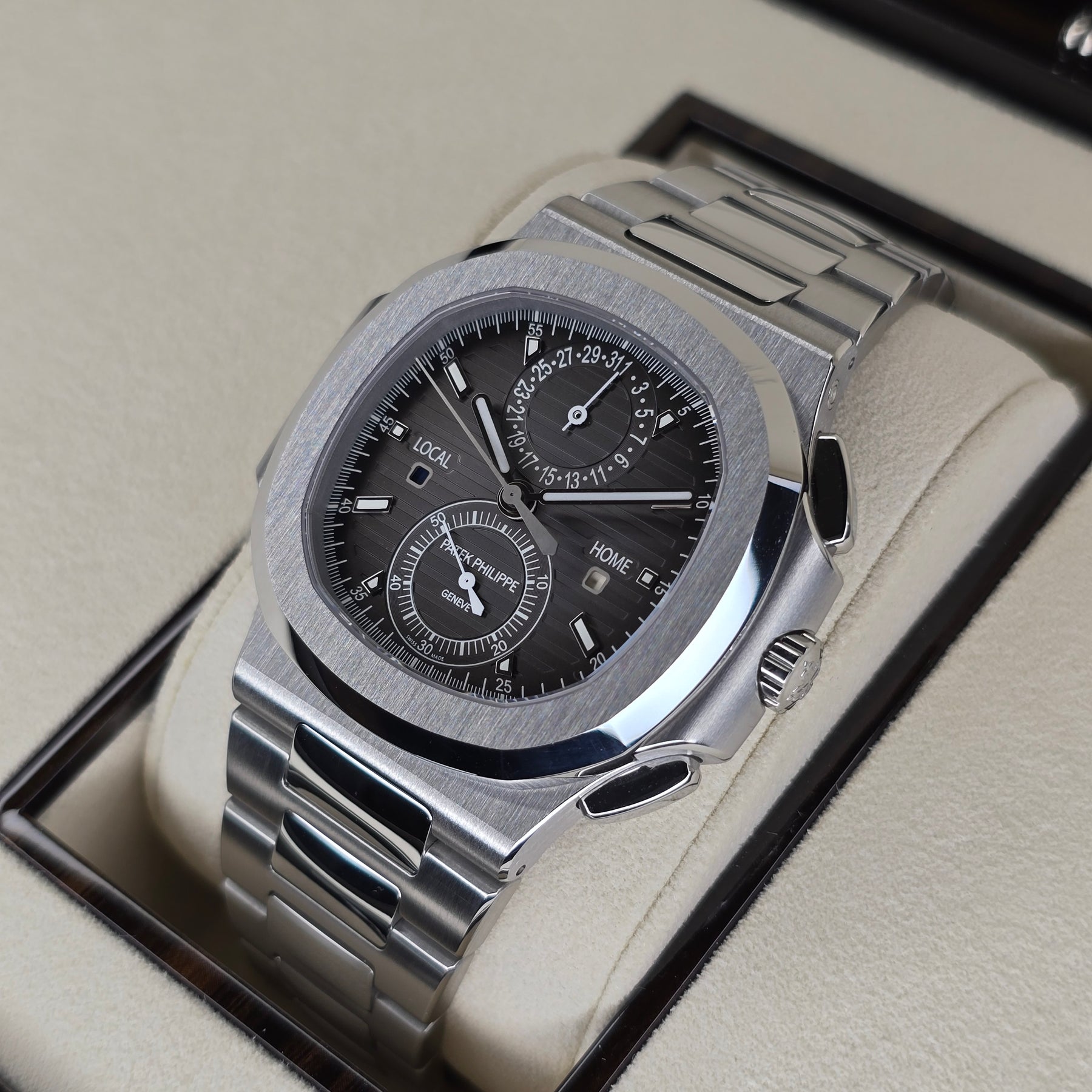 Patek Philippe Nautilus 5990/1A right side case view