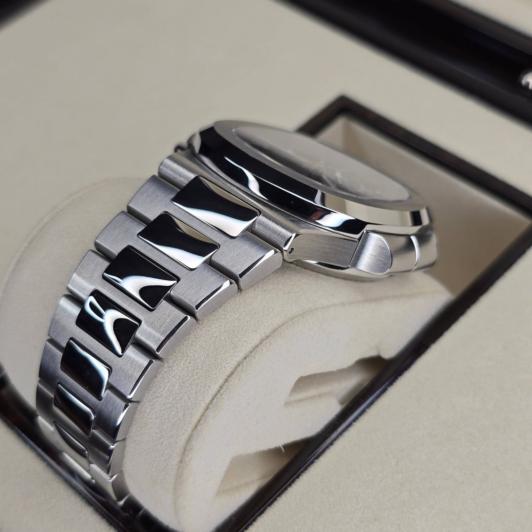 Patek Philippe Nautilus 5990/1A case, bracelet view