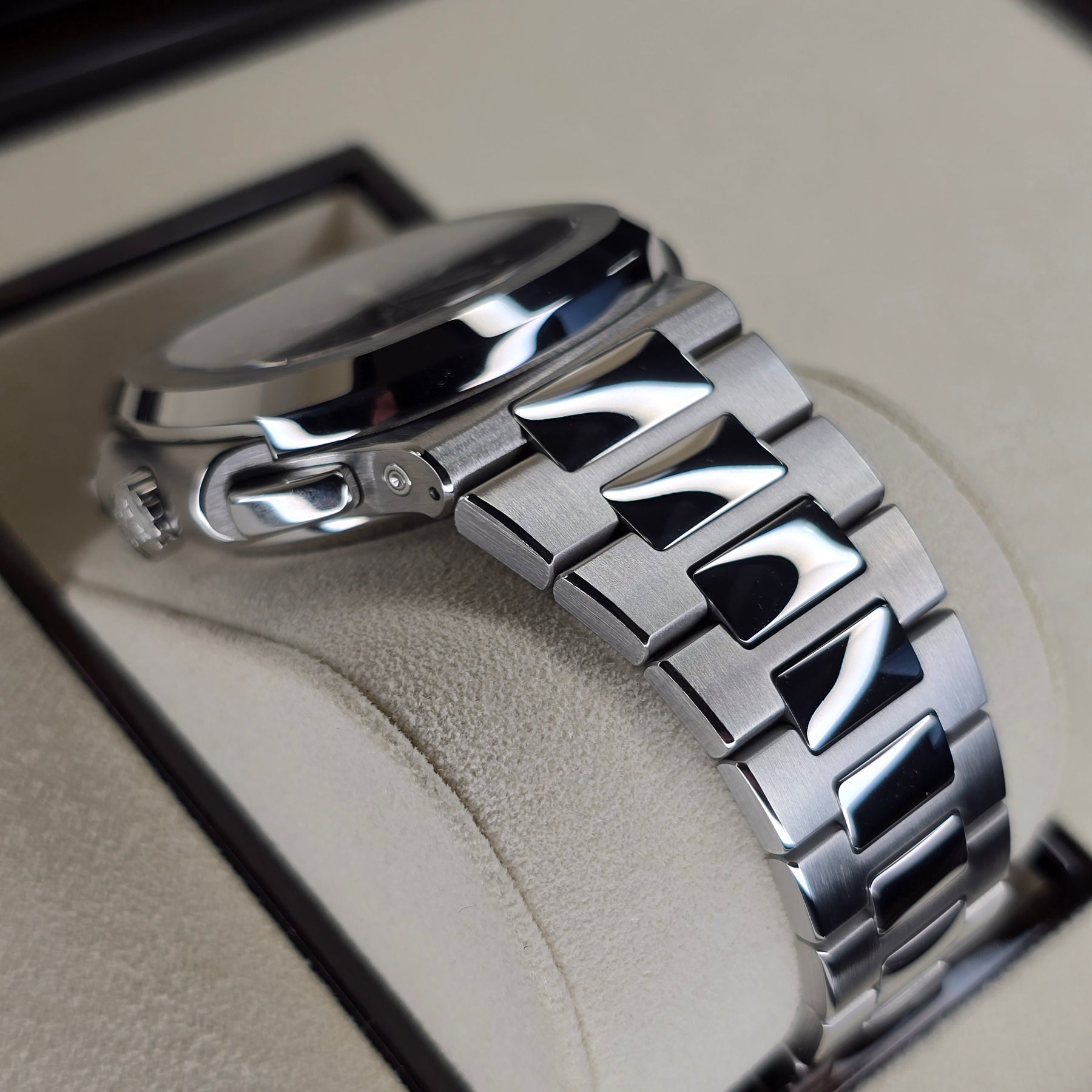 Patek Philippe Nautilus 5990/1A case, bracelet view
