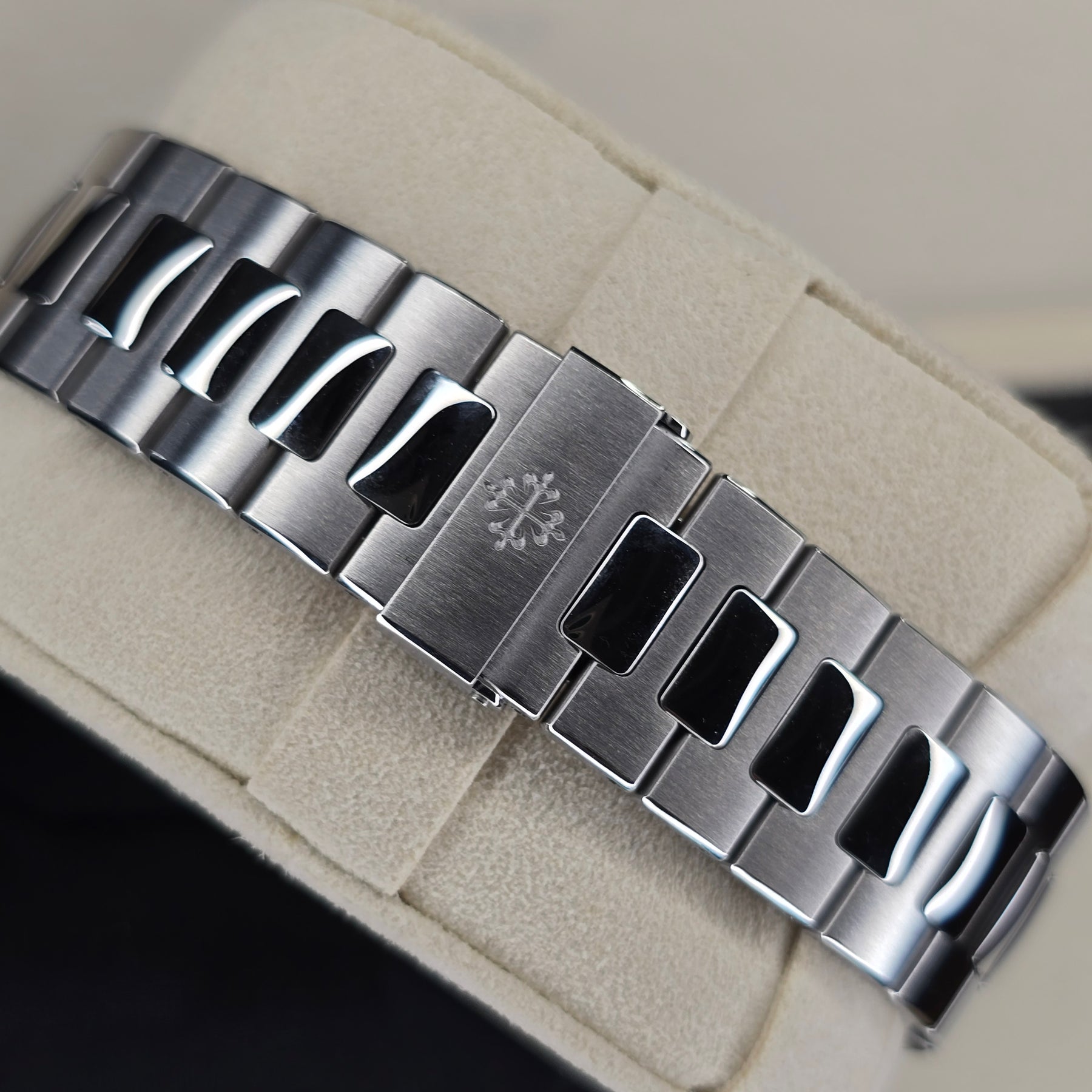 Patek Philippe Nautilus 5990/1A clasp view
