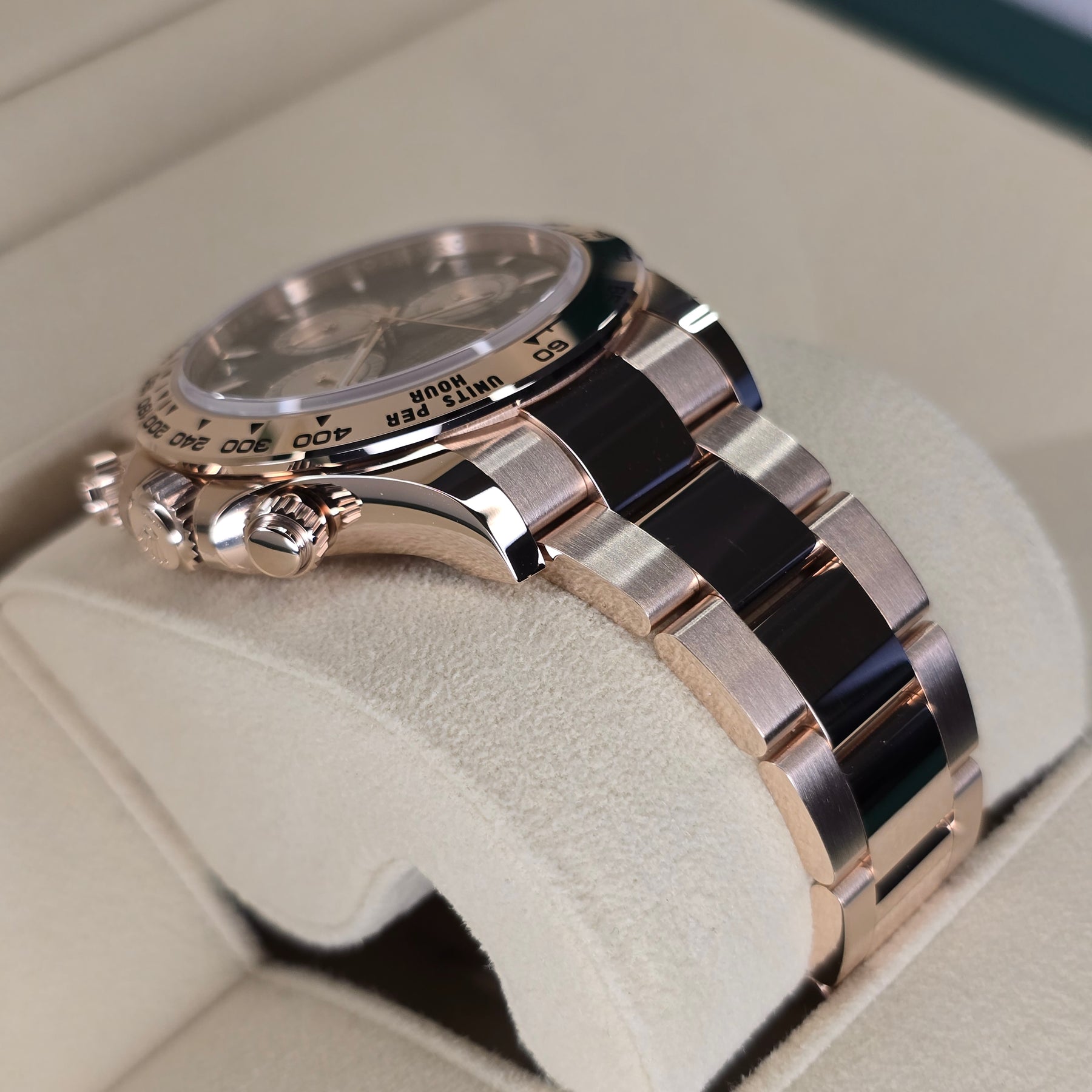 Rolex Daytona Everose 126505 case, bracelet view