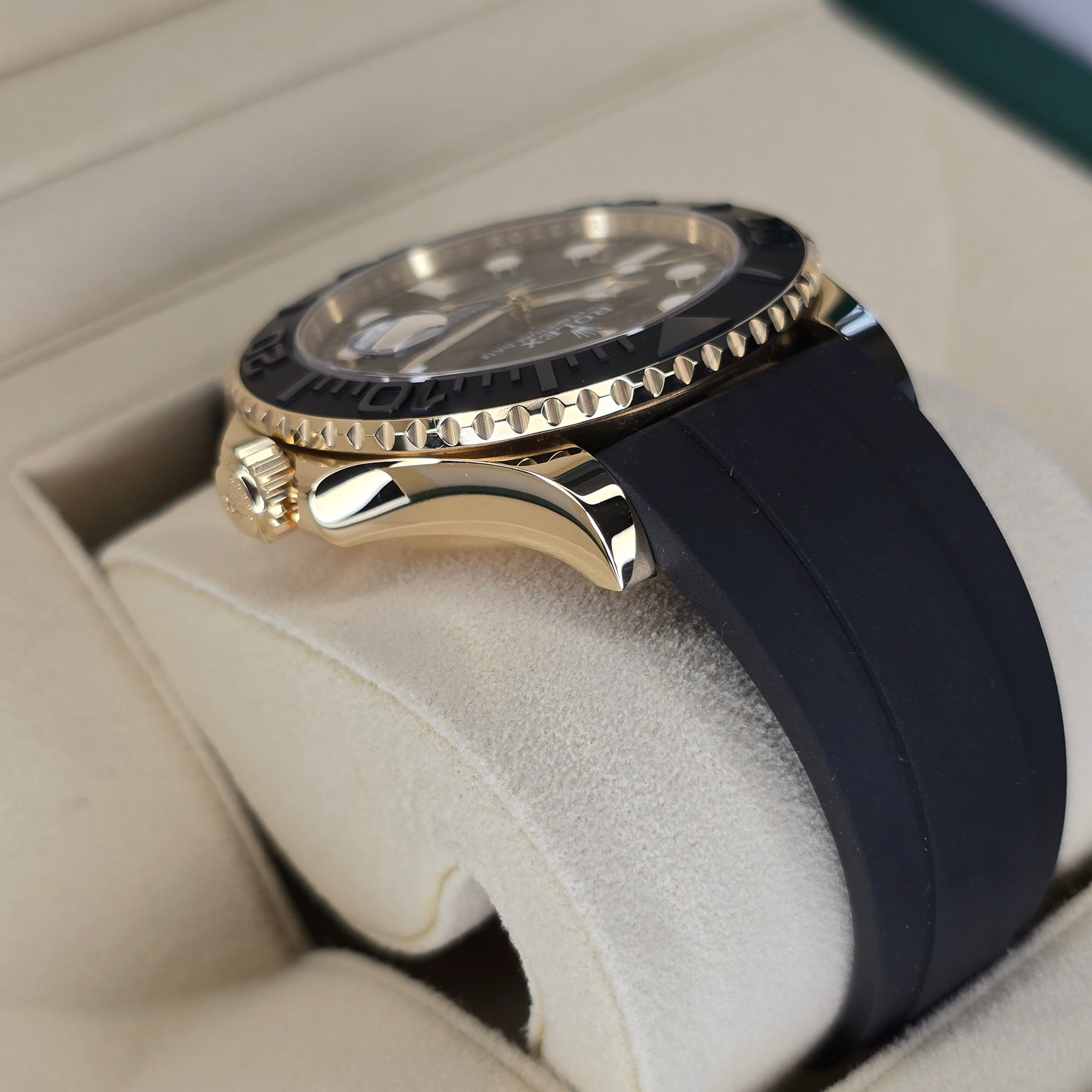 Rolex Yacht-Master 226658 case, oysterflex strap view