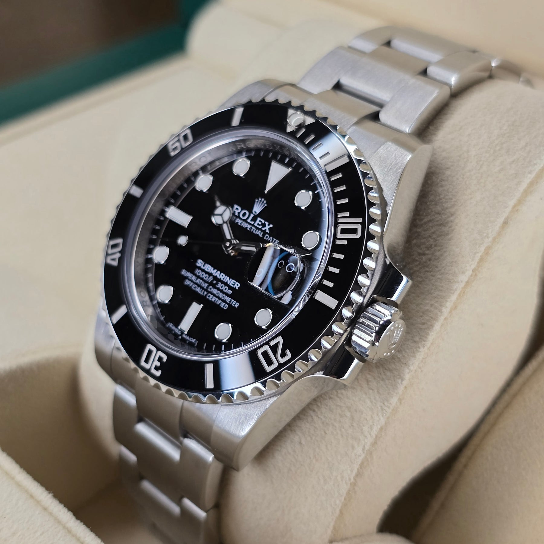 Rolex Submariner Date 116610LN right side case view