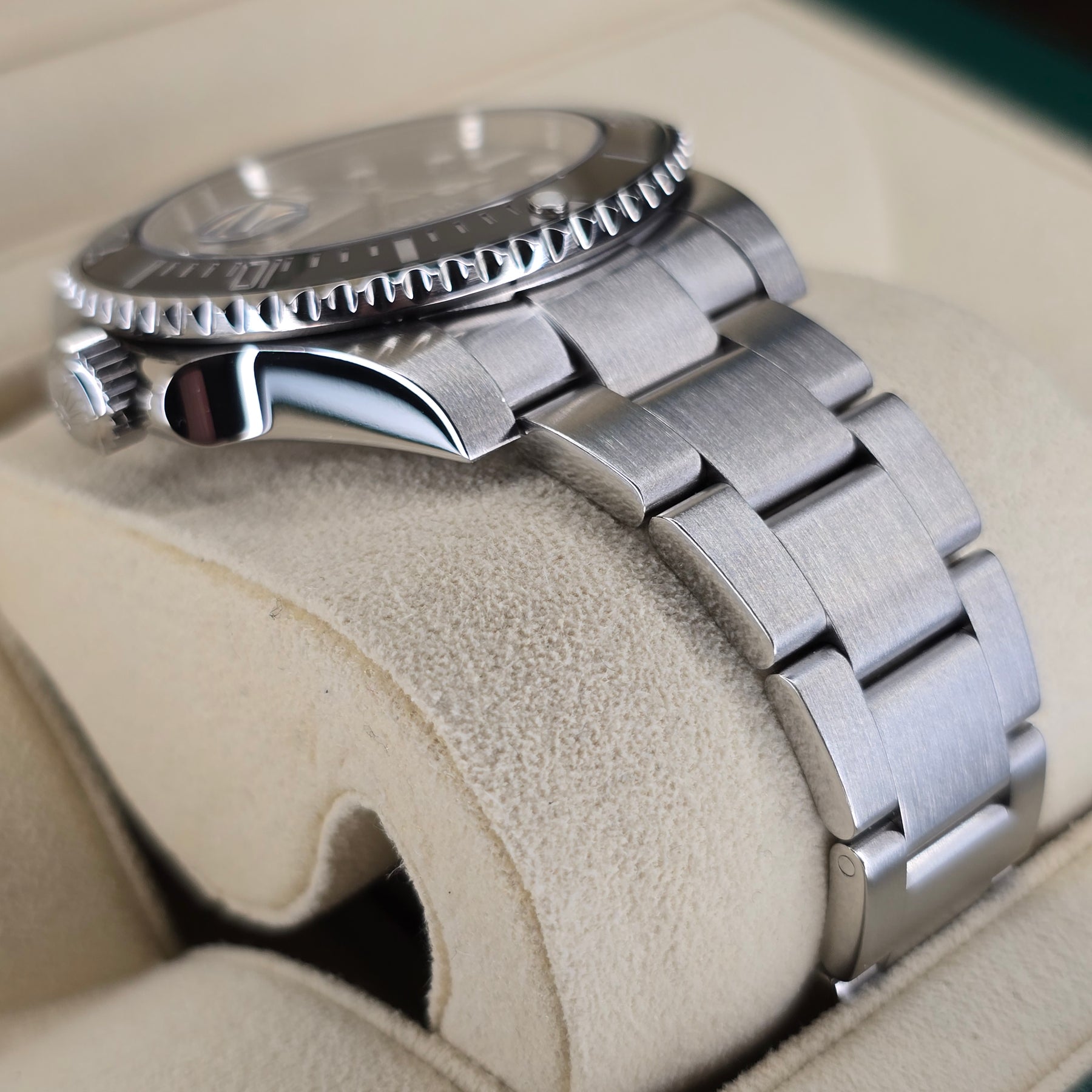 Rolex Submariner Date 116610LN case, oyster bracelet view