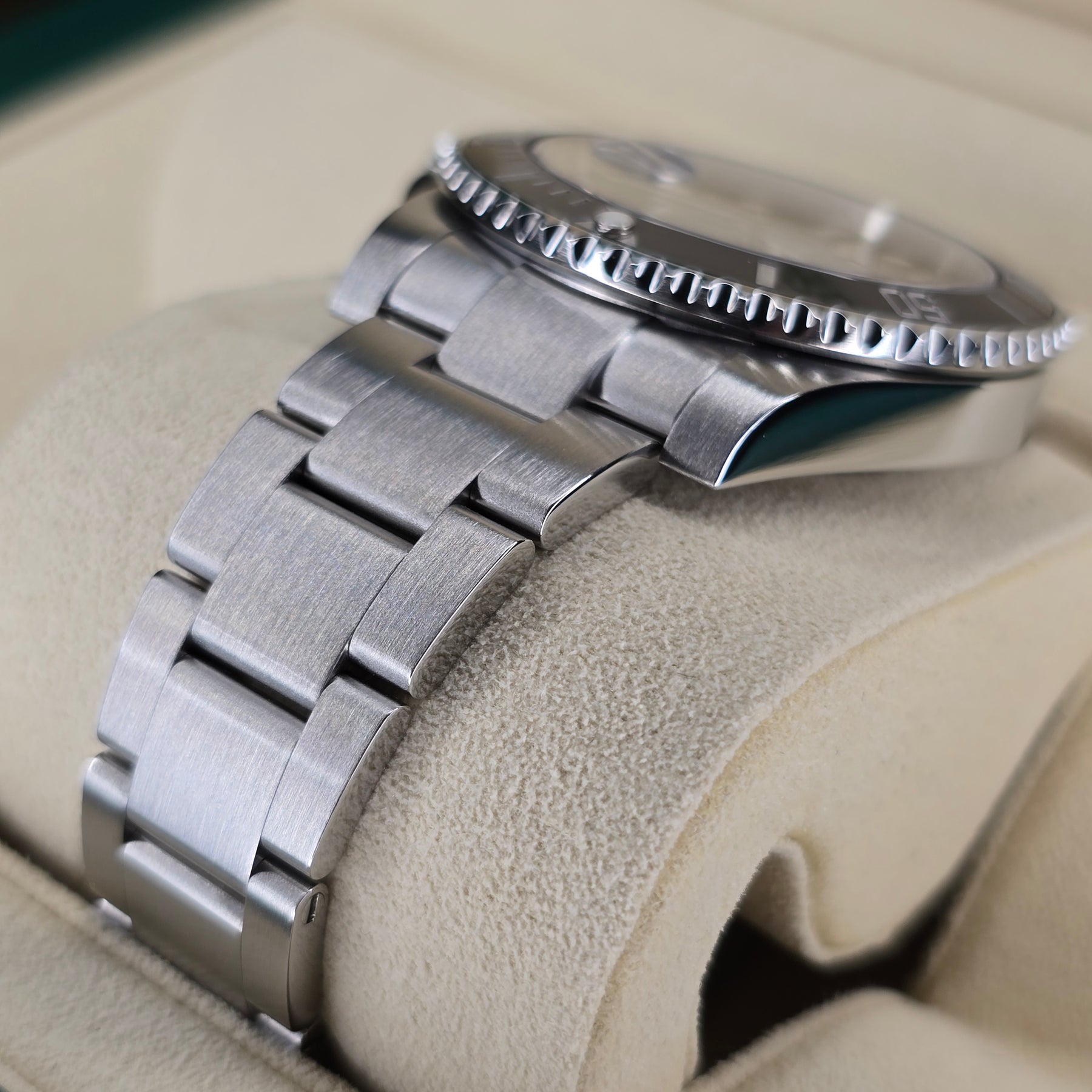 Rolex Submariner Date 116610LN case, oyster bracelet view