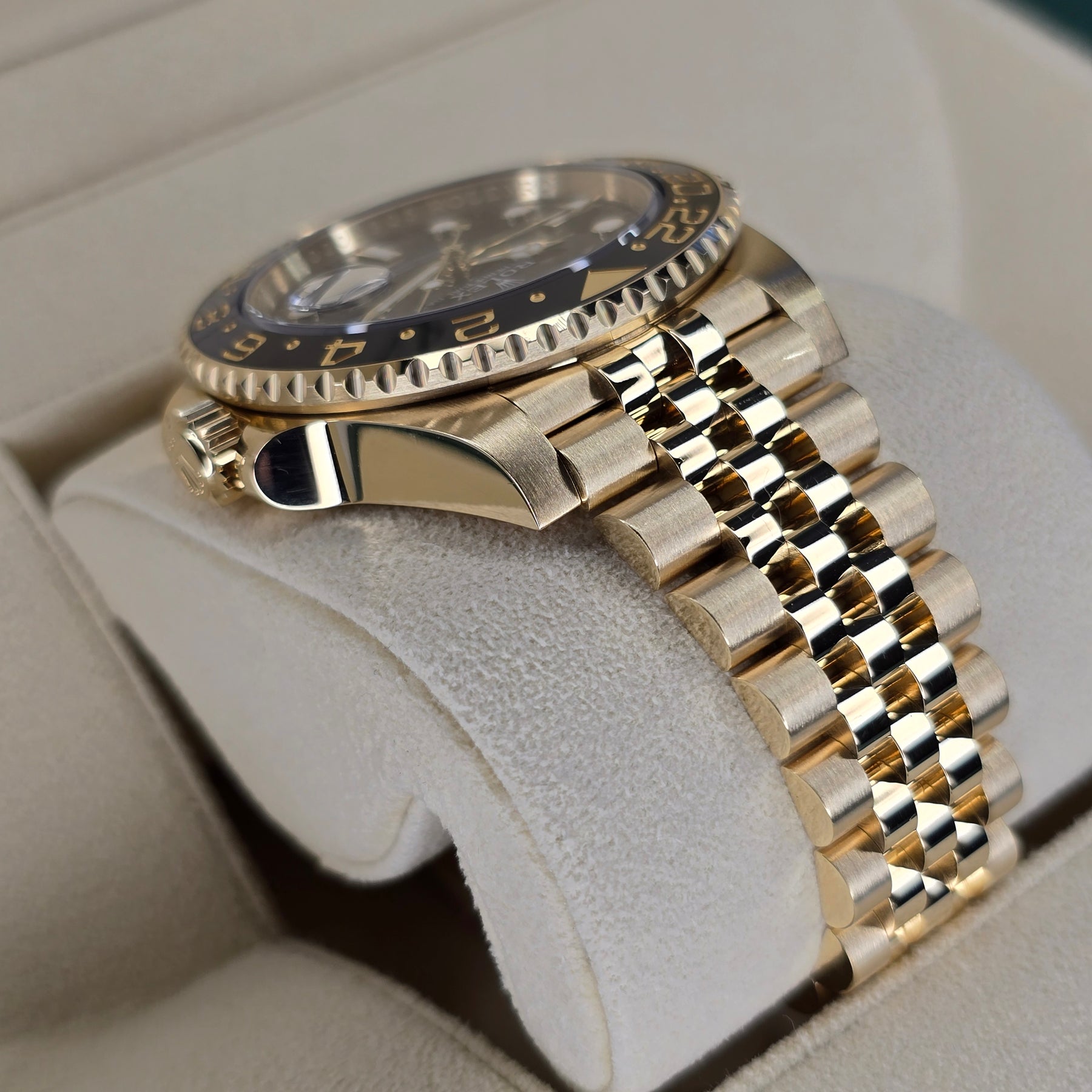 Rolex GMT-Master II 126718GRNR case, jubilee bracelet view