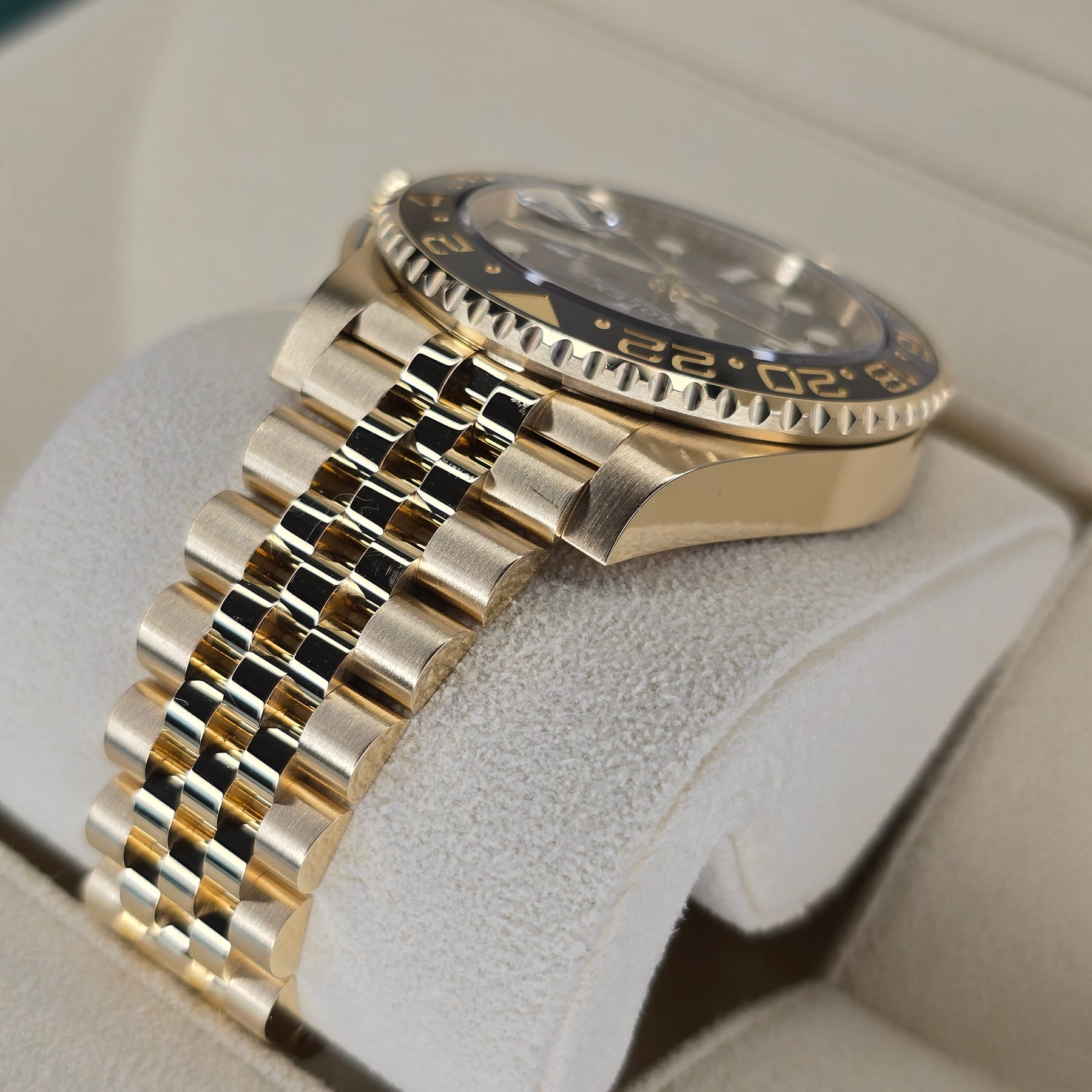 Rolex GMT-Master II 126718GRNR case, jubilee bracelet view