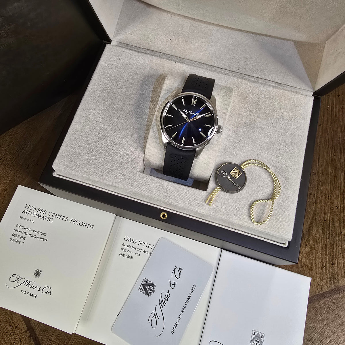 H. Moser & Cie Pioneer Blue Fume Smoke 3200 full set view