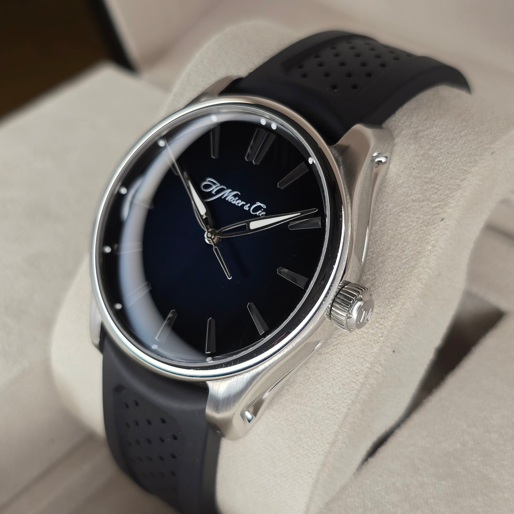 H. Moser & Cie Pioneer Blue Fume Smoke 3200 right side case view