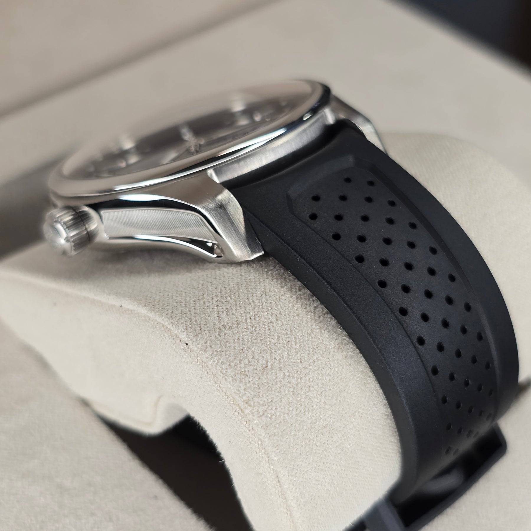 H. Moser & Cie Pioneer Blue Fume Smoke 3200 case, strap view