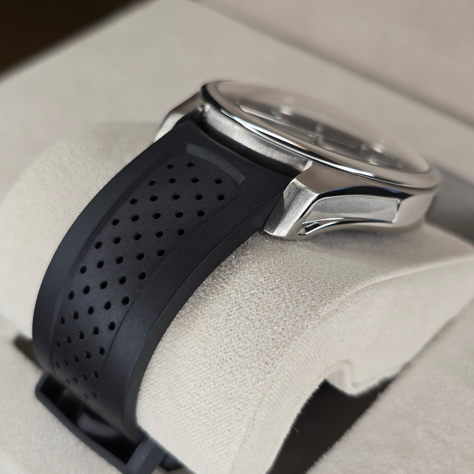 H. Moser & Cie Pioneer Blue Fume Smoke 3200 case, strap view