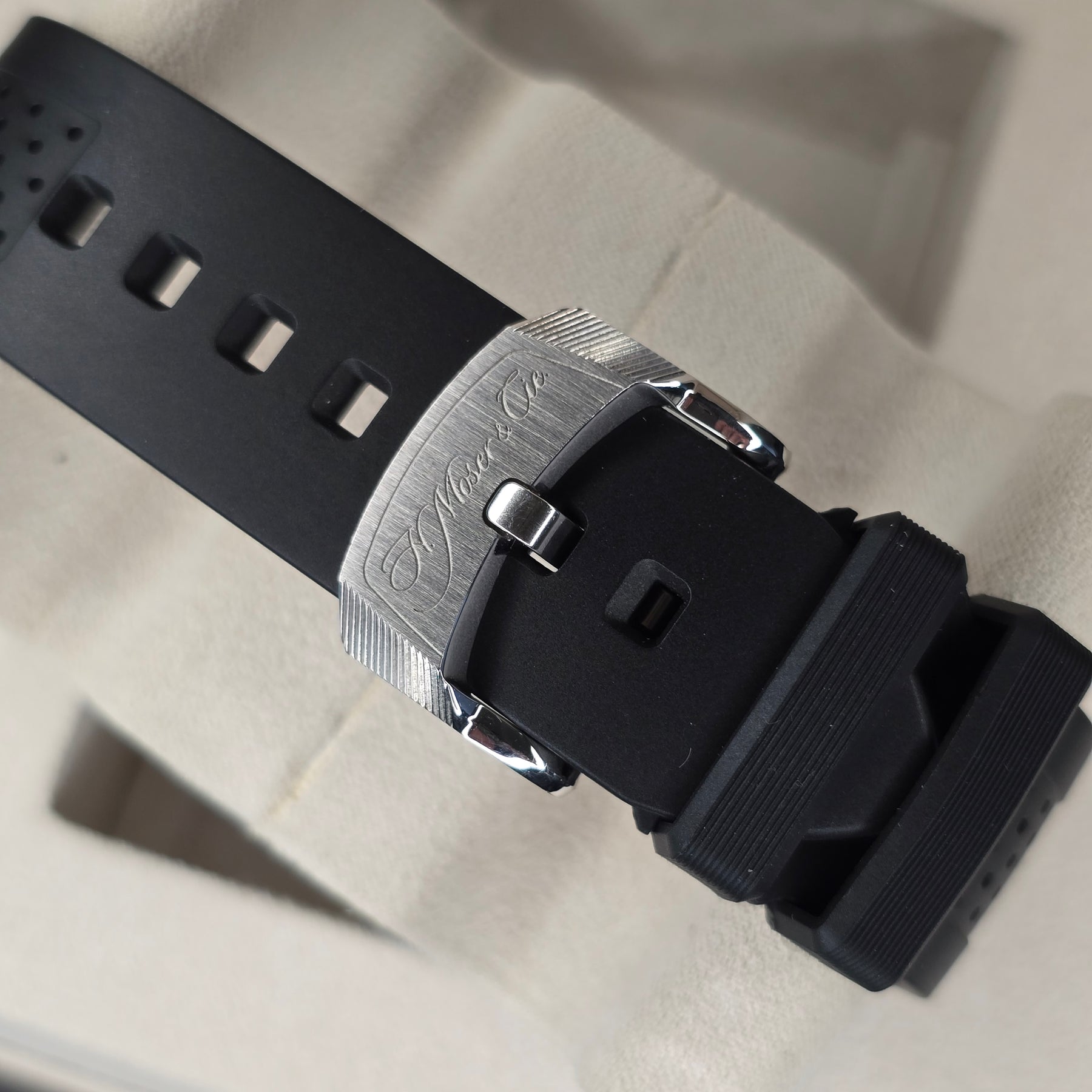 H. Moser & Cie Pioneer Blue Fume Smoke 3200 clasp view