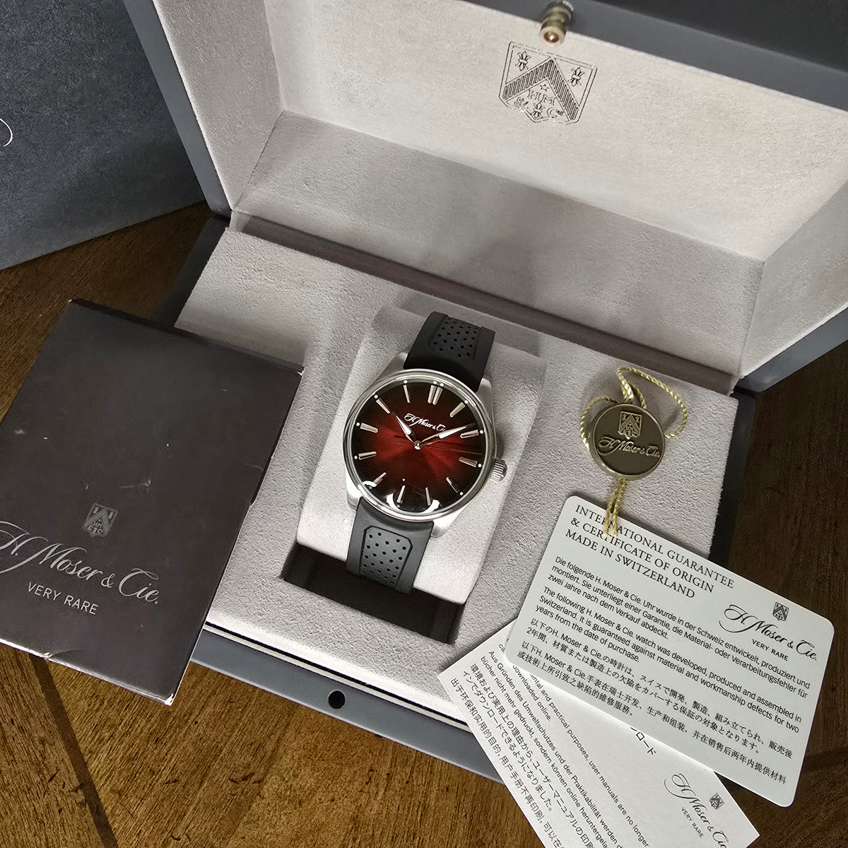 H. Moser & Cie Pioneer Swiss Red Mad Fume 3200 full set view