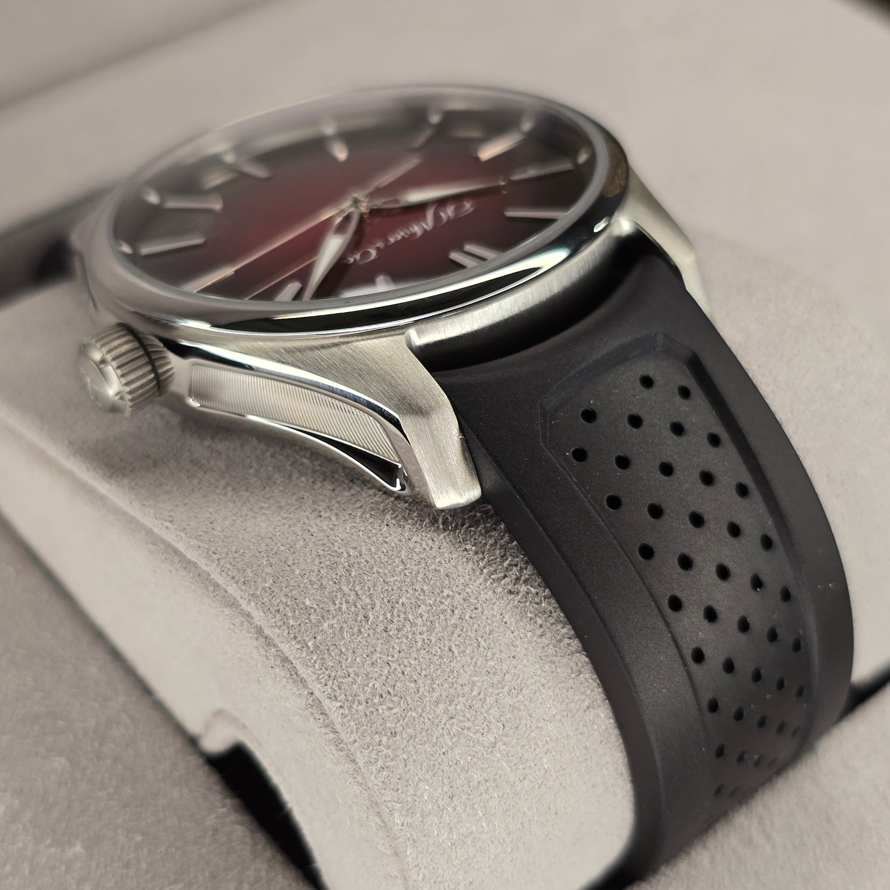 H. Moser & Cie Pioneer Swiss Red Mad Fume 3200 case, lugs, strap view