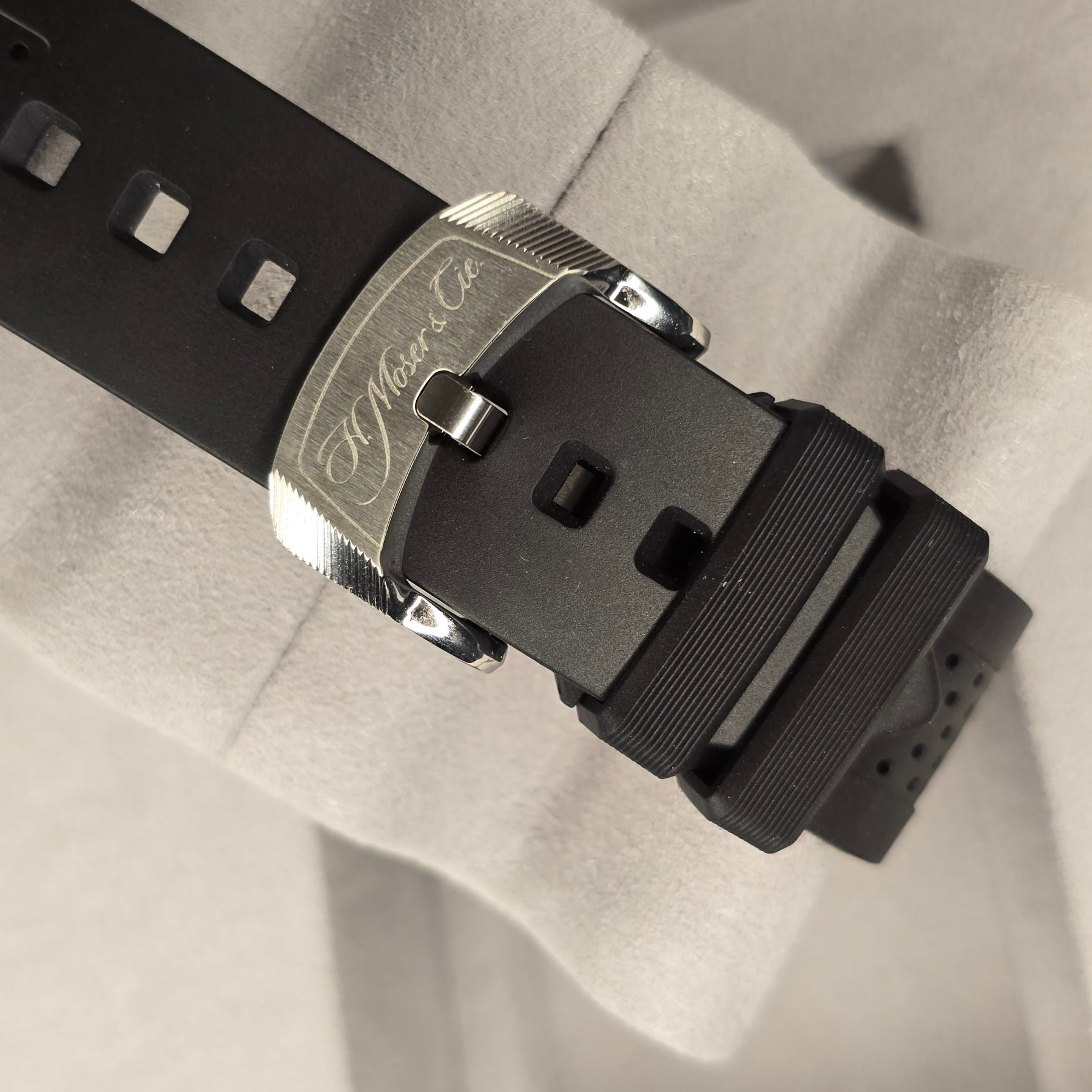 H. Moser & Cie Pioneer Swiss Red Mad Fume 3200 clasp view