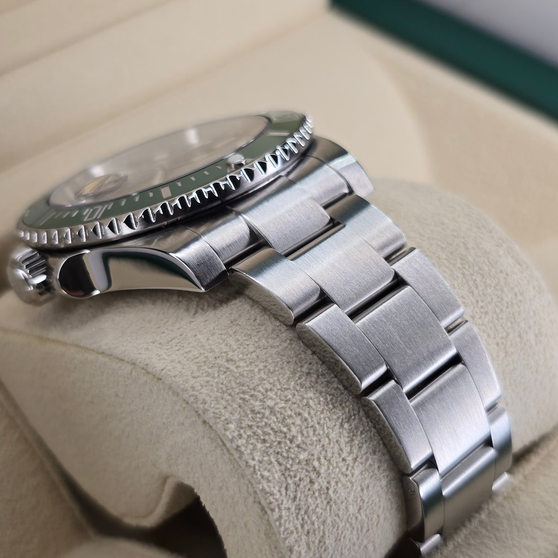 Rolex Submariner Hulk 116610LV case, bracelet view