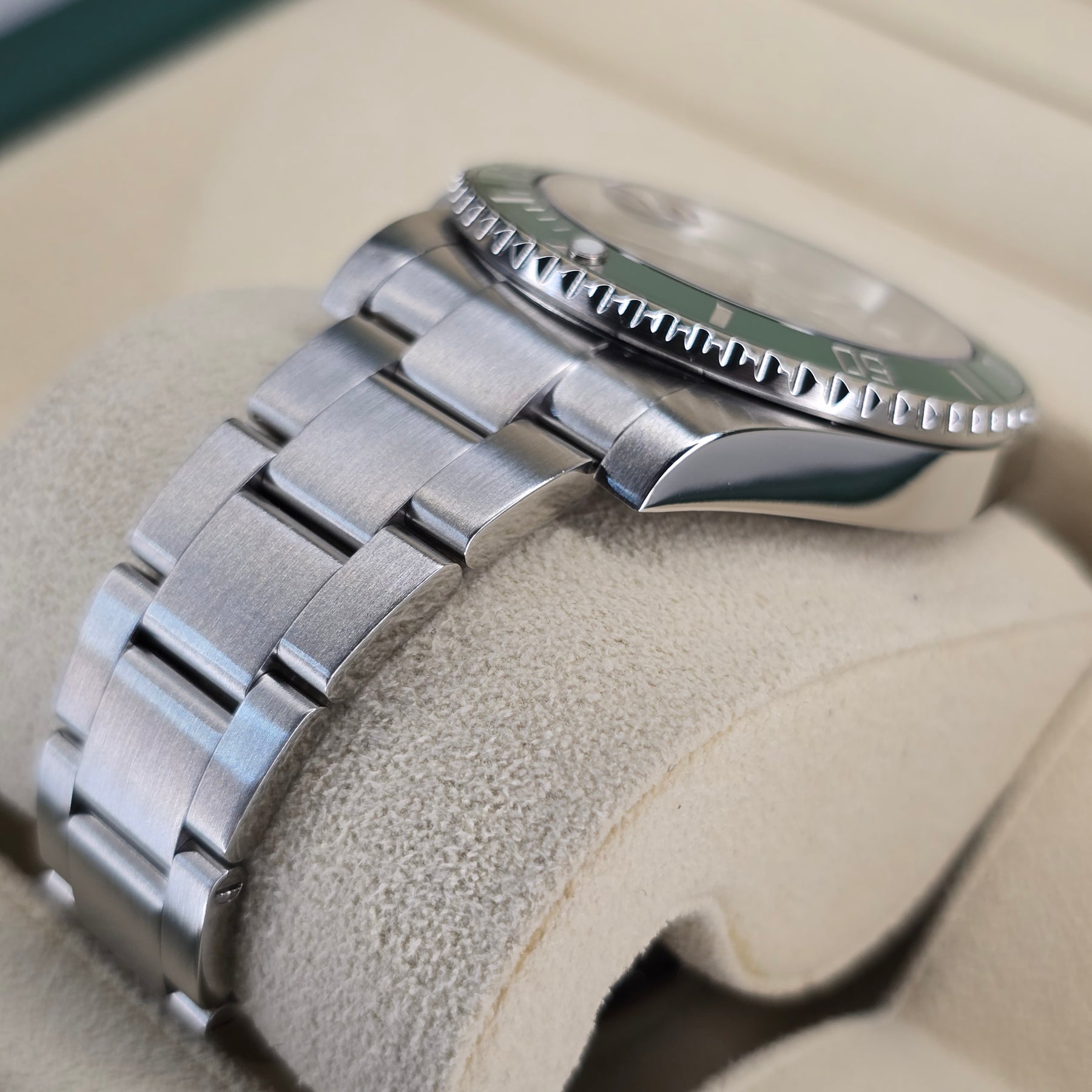 Rolex Submariner Hulk 116610LV case, bracelet view