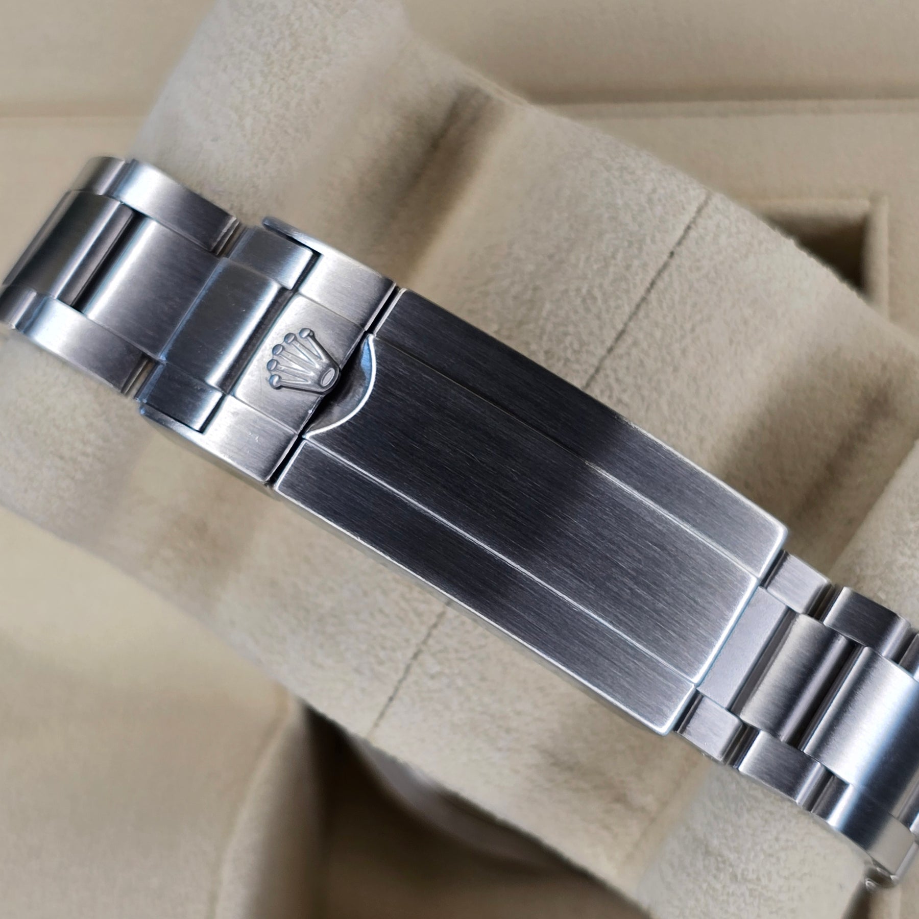 Rolex Submariner Hulk 116610LV clasp view