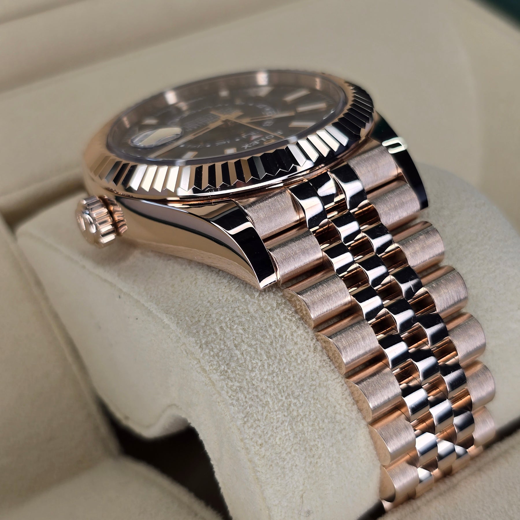 Rolex Sky-Dweller 336935 Rose Gold 336935 case, bracelet view
