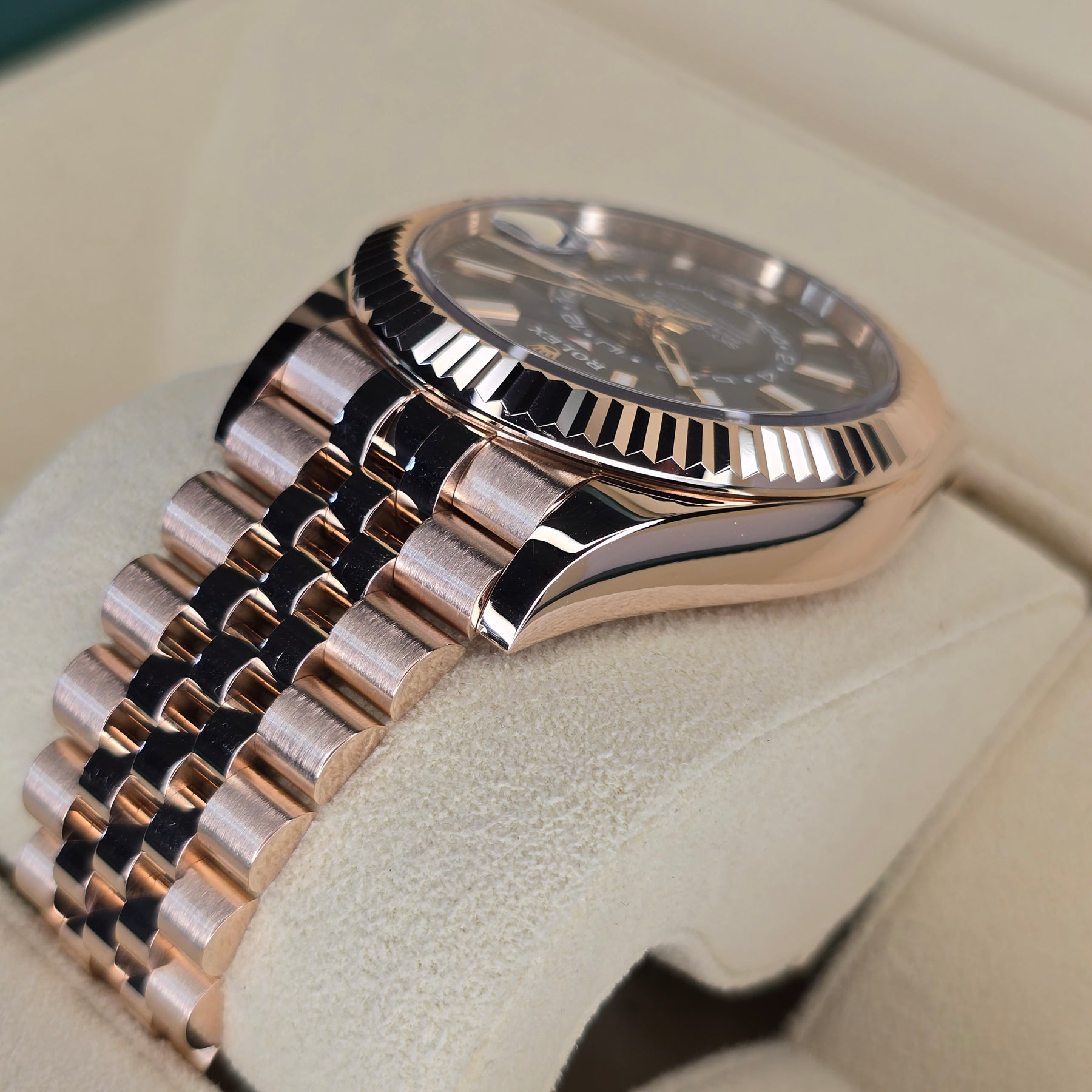 Rolex Sky-Dweller 336935 Rose Gold 336935 case, bracelet view