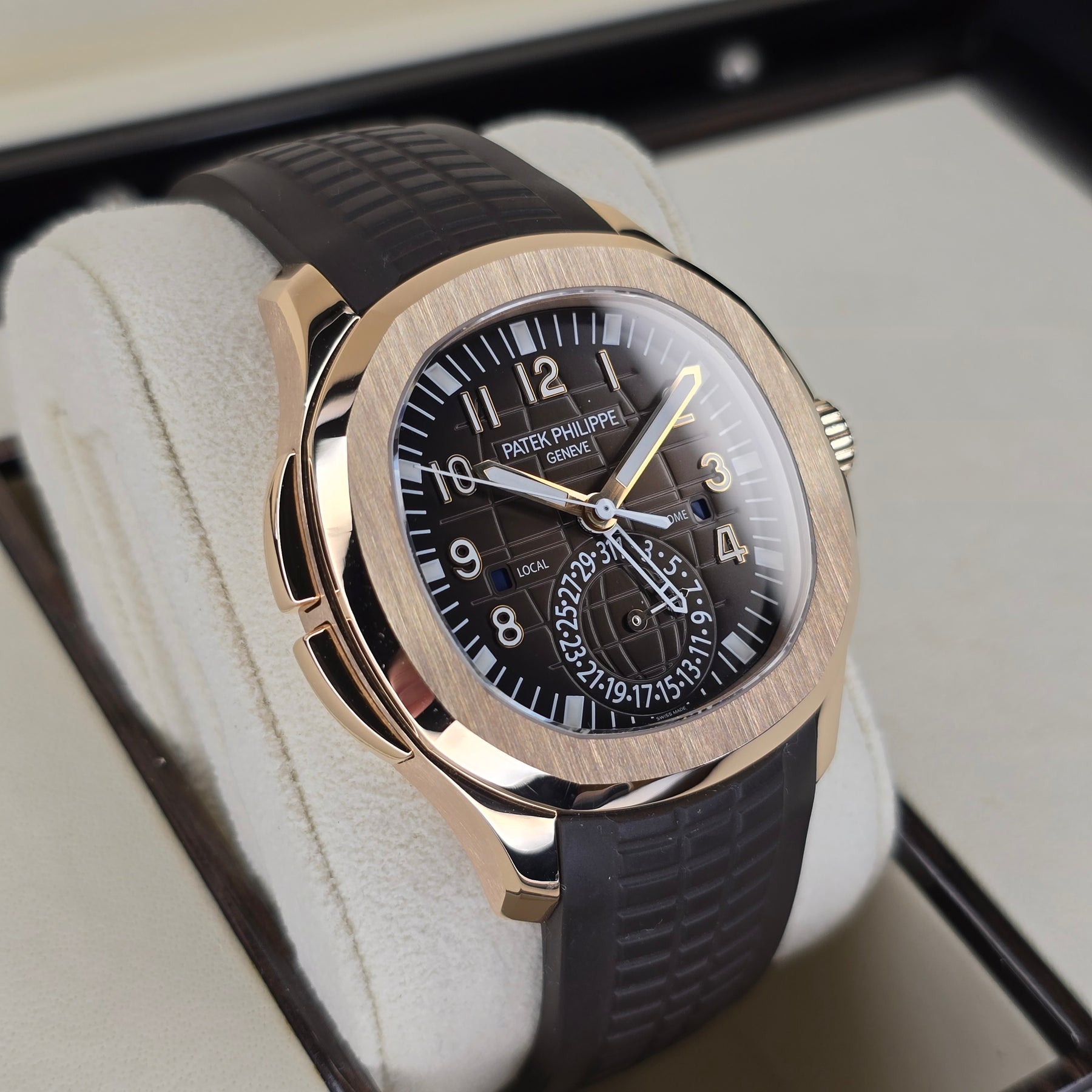 Patek Philippe Aquanaut 5164R left side case view