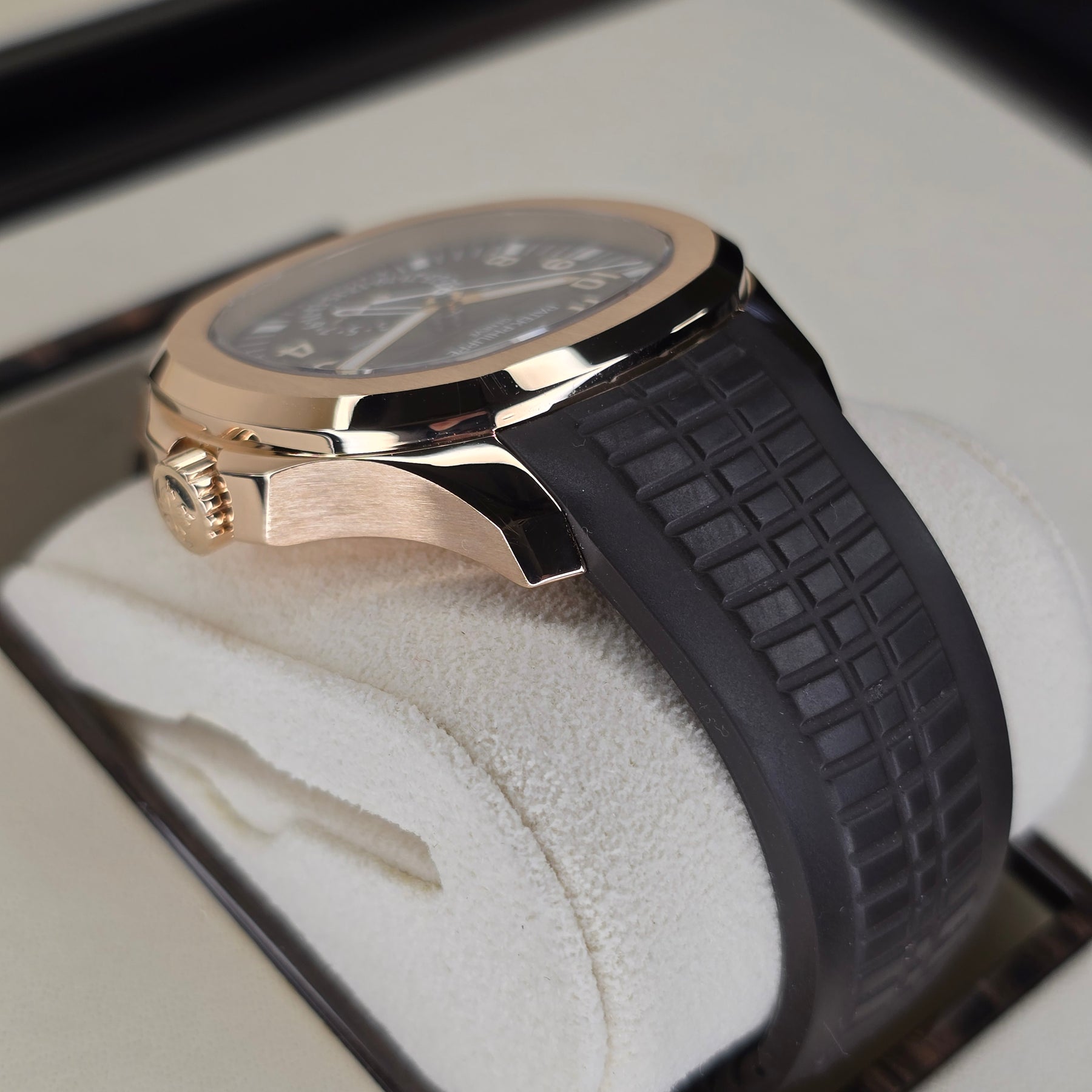Patek Philippe Aquanaut 5164R case, strap view