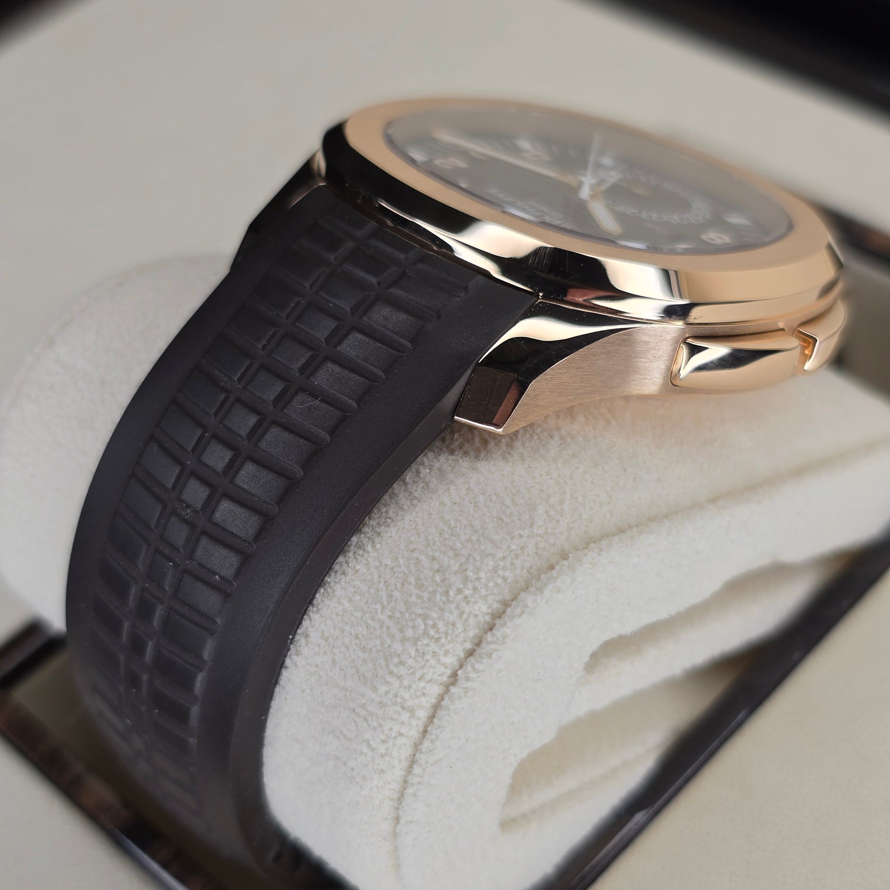 Patek Philippe Aquanaut 5164R case, strap view