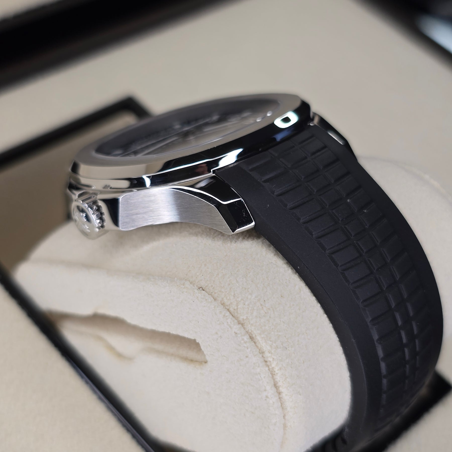 Patek Philippe Aquanaut Travel Time 5164A case, strap view