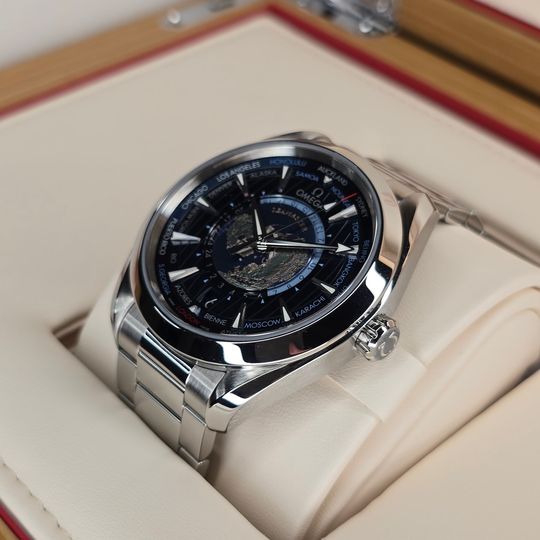 Omega Seamaster Aqua Terra Worldtimer right side case view
