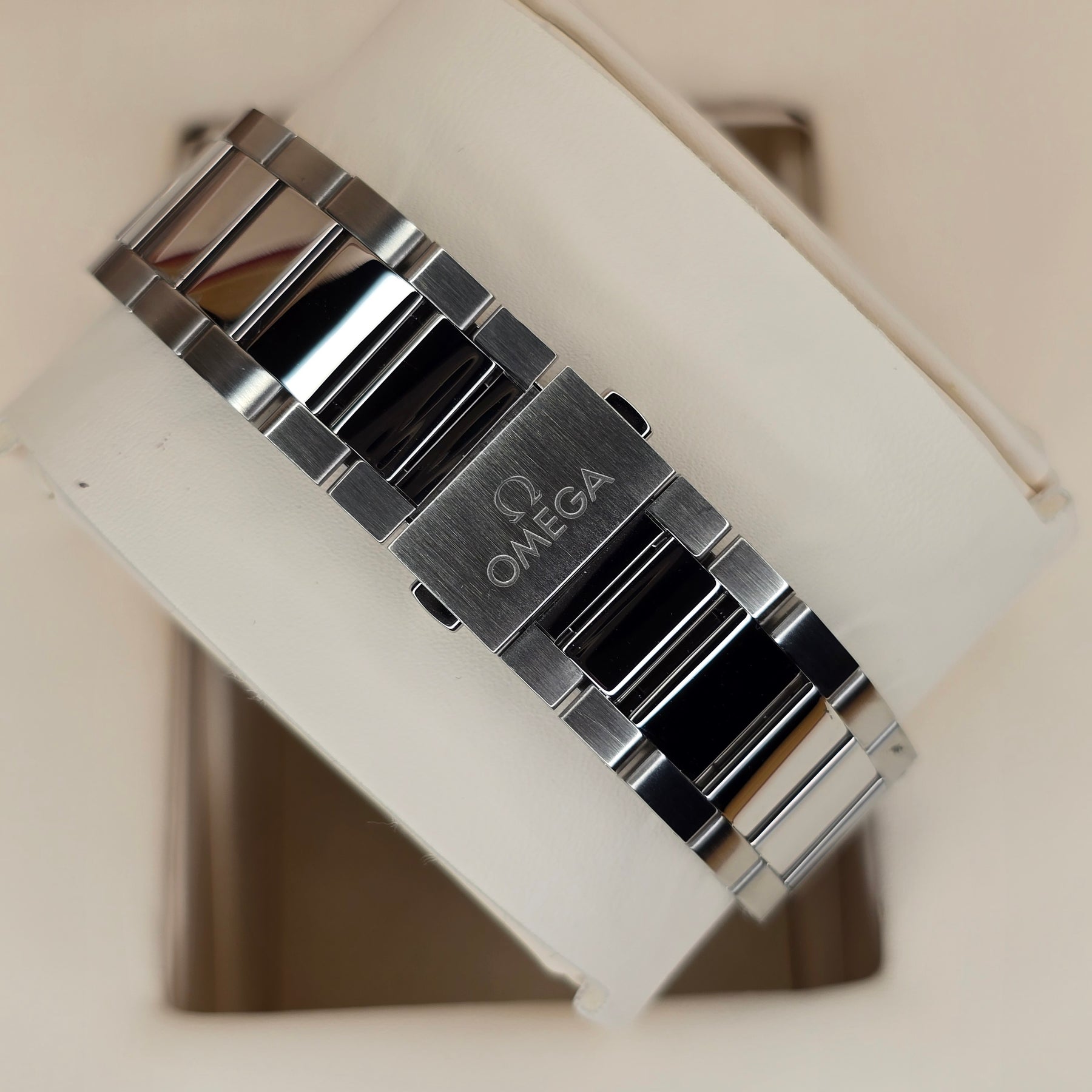 Omega Seamaster Aqua Terra Worldtimer clasp view