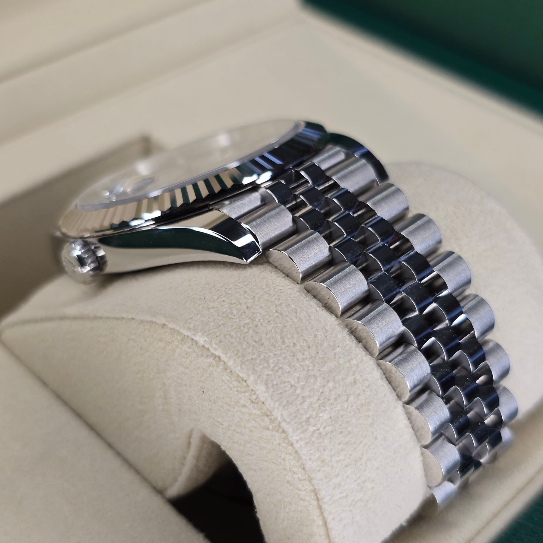 Rolex Datejust Slate Index 126334 case, jubilee bracelet view