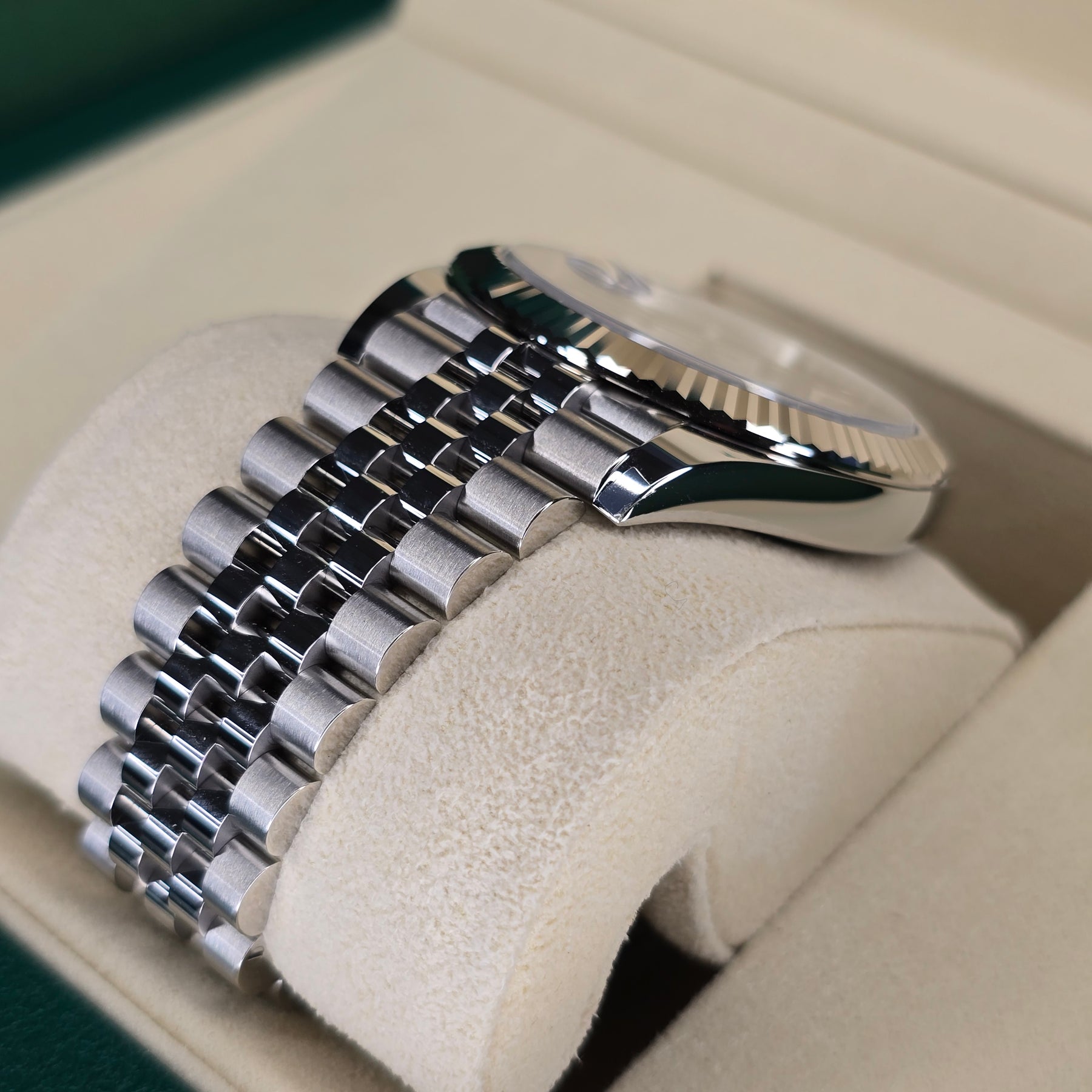 Rolex Datejust Slate Index 126334 case, jubilee bracelet view