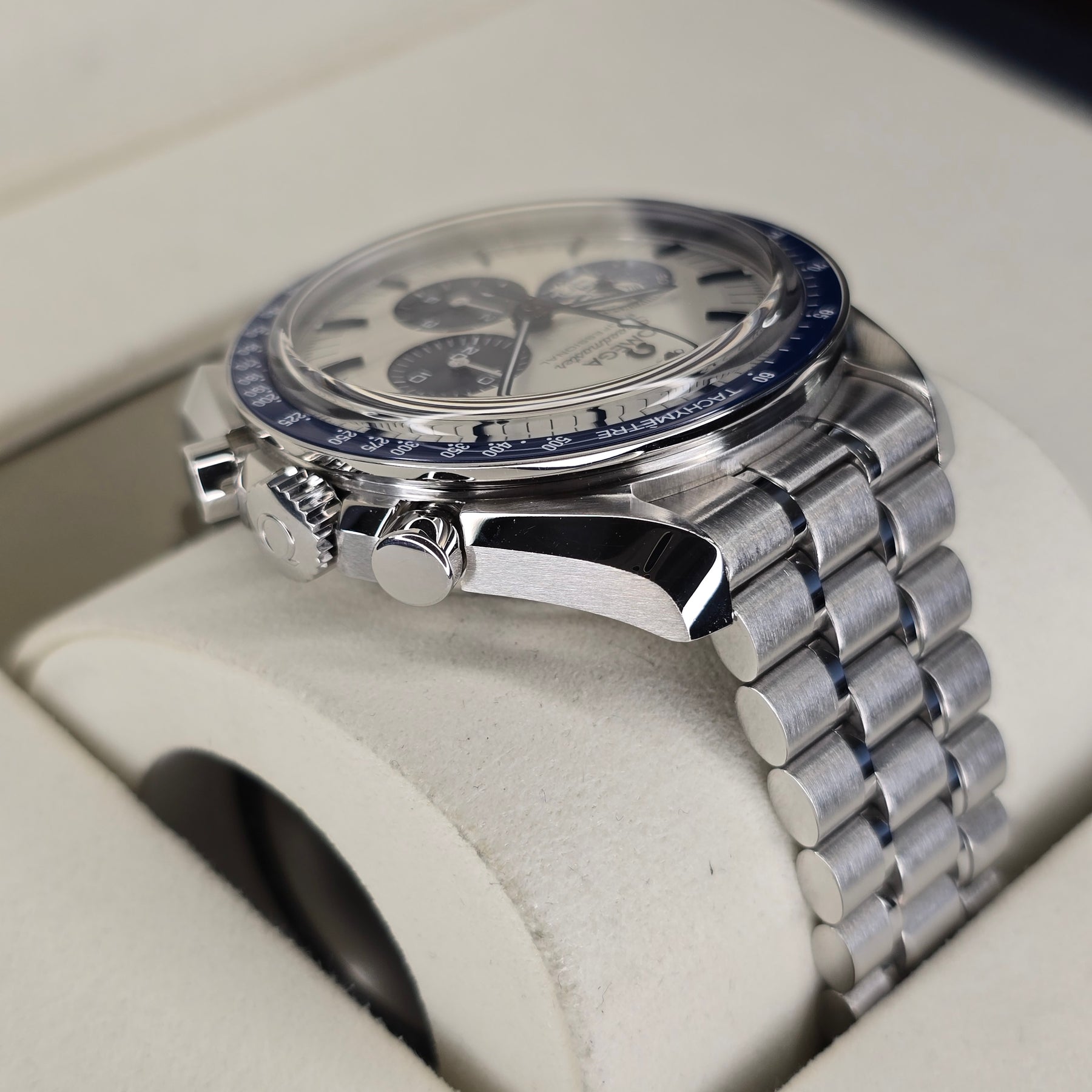 Omega Speedmaster Silver Snoopy case, bracelet view