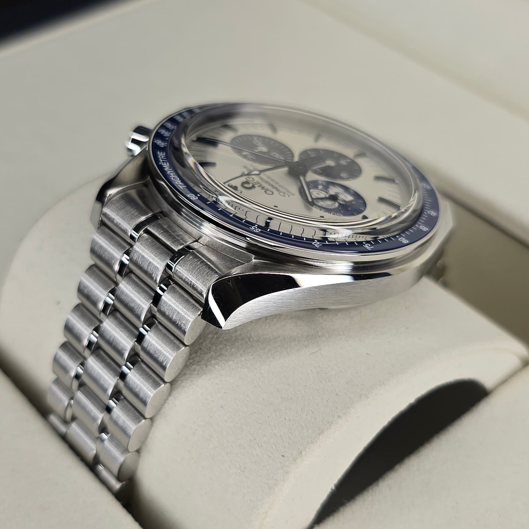 Omega Speedmaster Silver Snoopy case, bracelet view