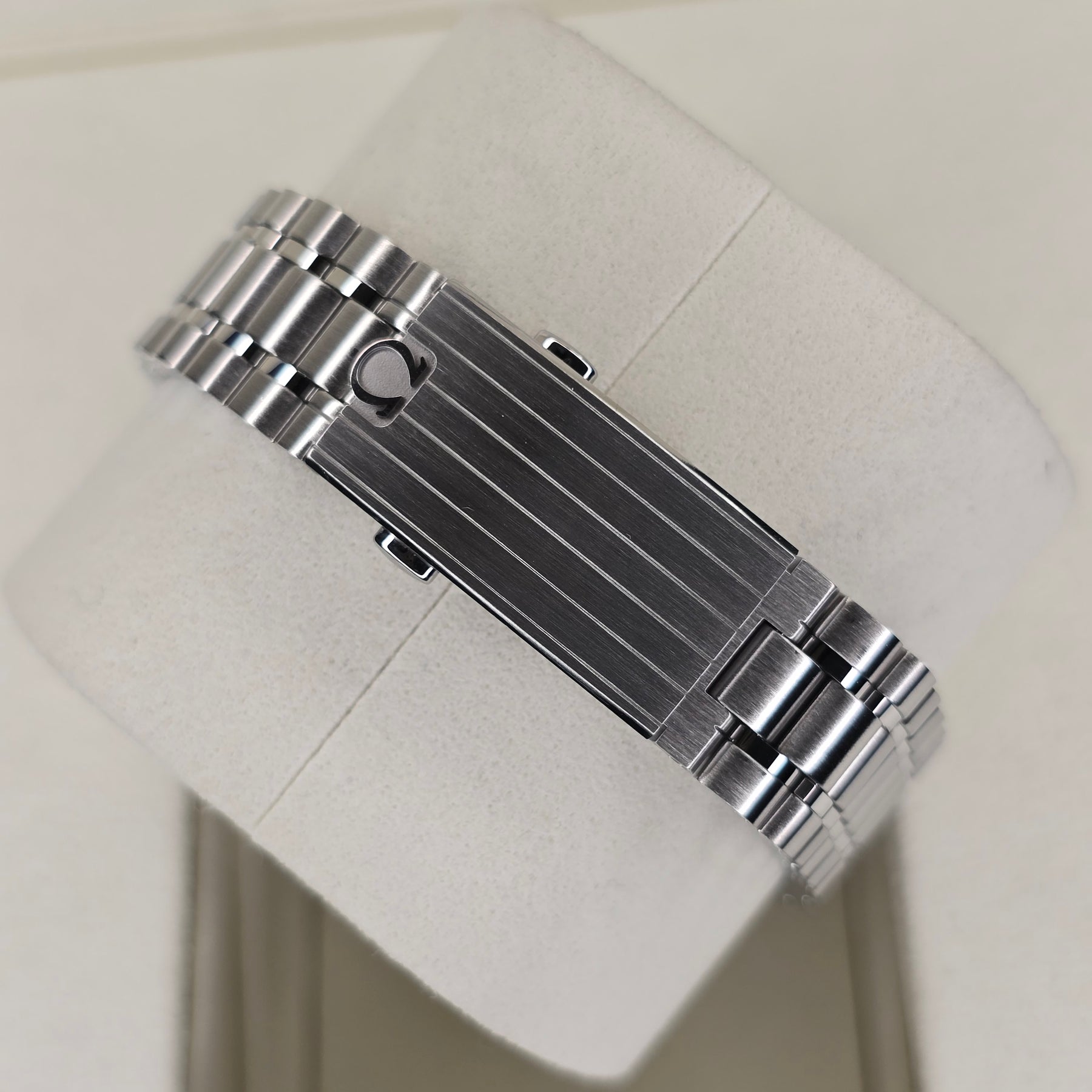 Omega Speedmaster Silver Snoopy clasp view