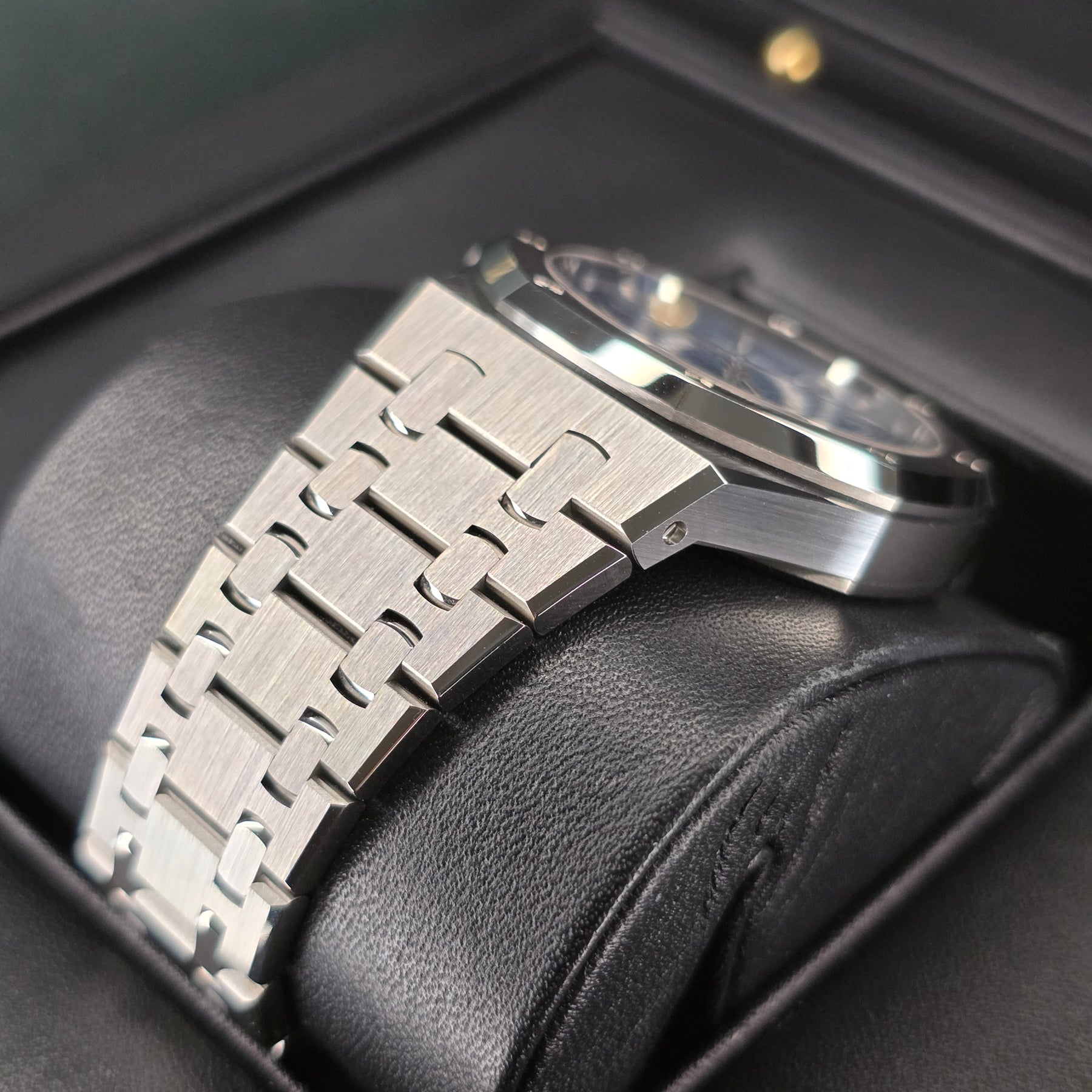 Audemars Piguet Royal Oak Ice Blue 15550st case, bracelet view