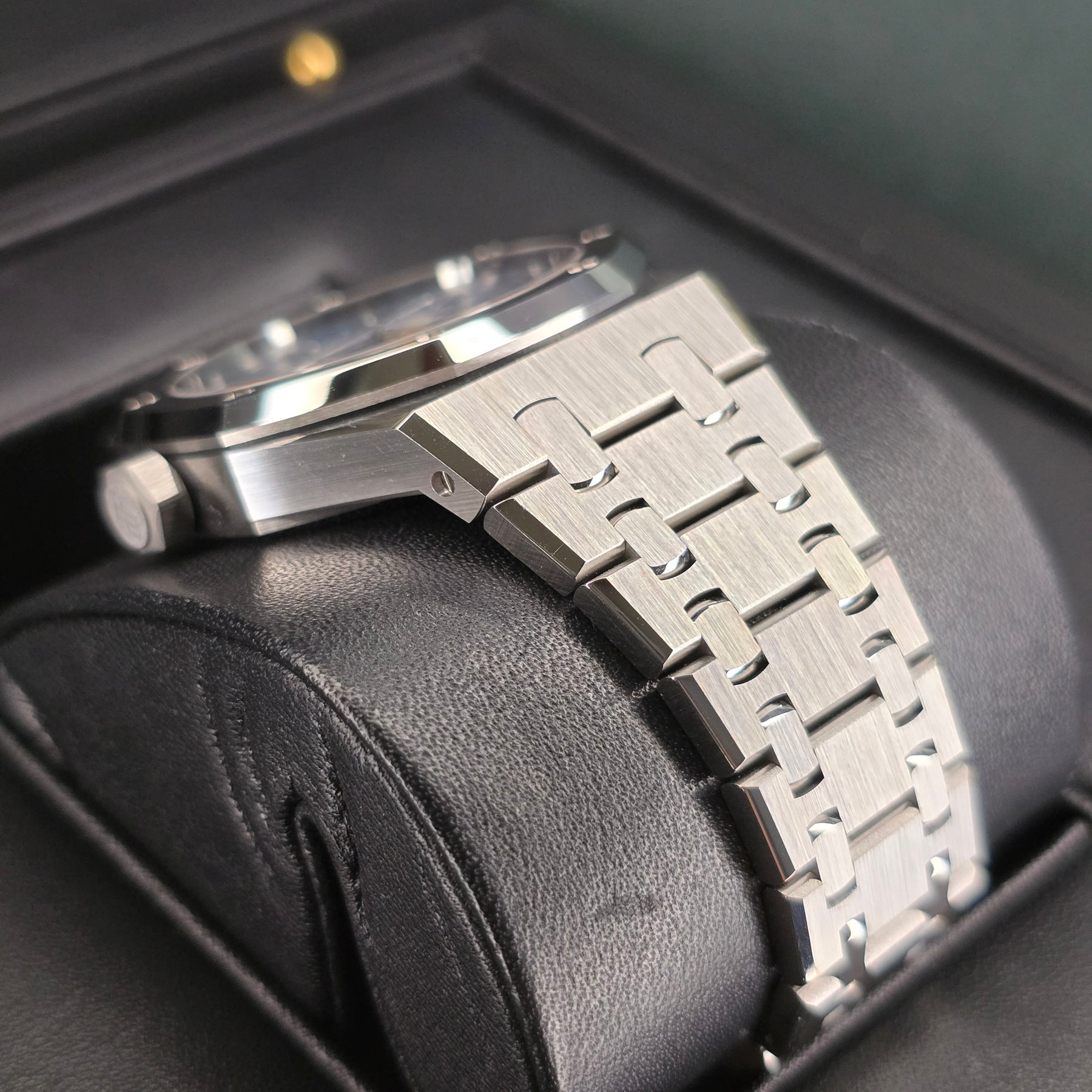 Audemars Piguet Royal Oak Ice Blue 15550st case, bracelet view