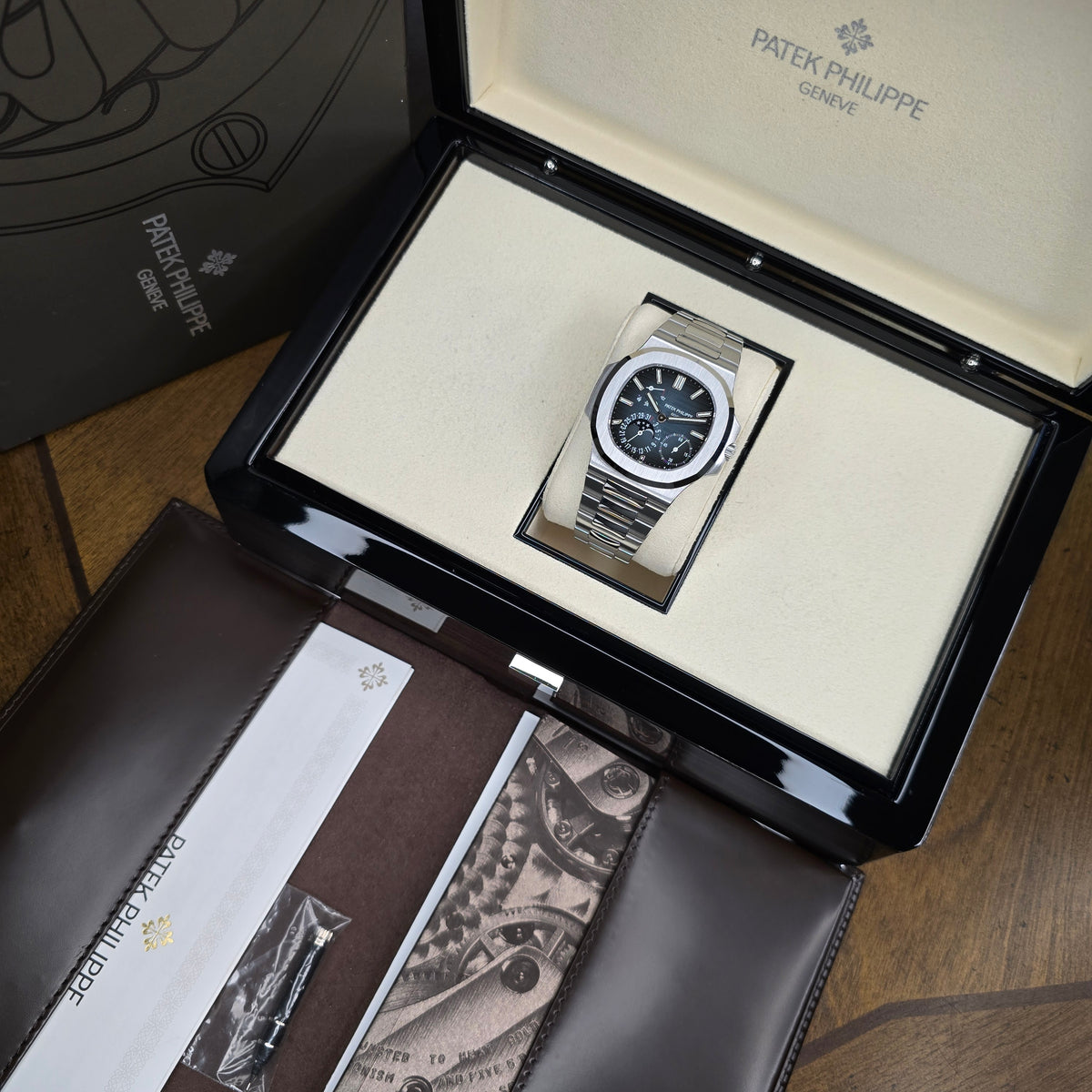 Patek Philippe Nautilus 5712/1A full set view