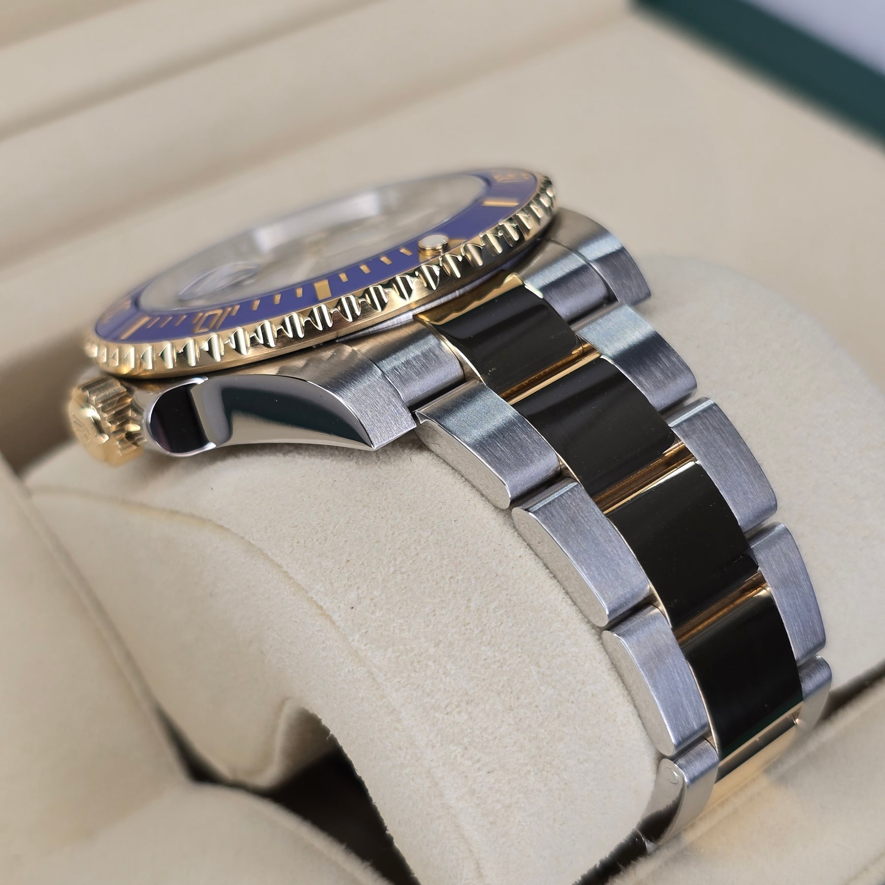 Rolex Submariner Date 116613LB Bluesy case, oyster bracelet view